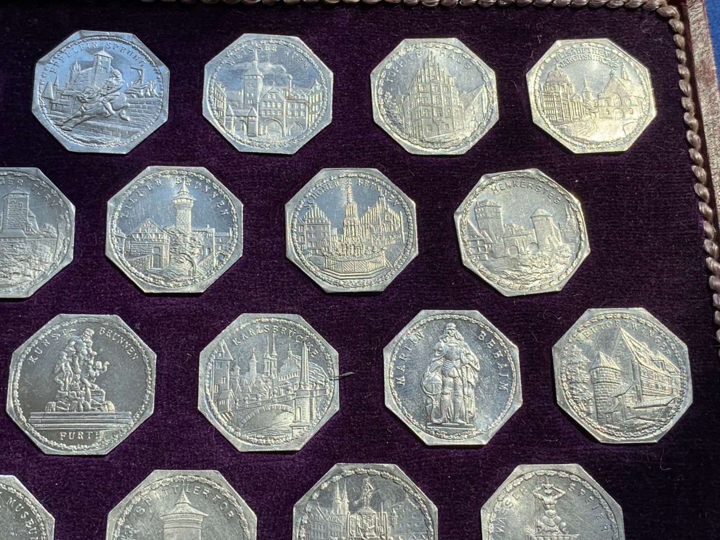 《竞宝斋》第215场-周日，周一 2场 (全场包邮) 全套1921纽伦堡电车代币 品相佳 盒装