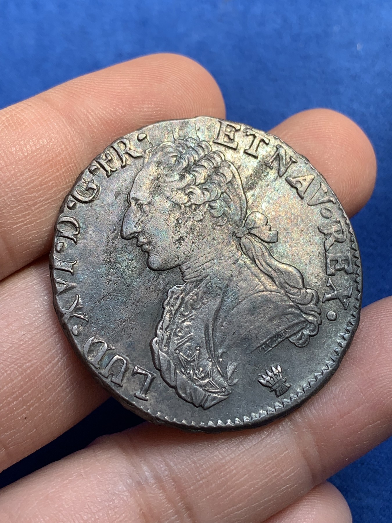 《竞宝斋》第215场-周日，周一 2场 (全场包邮) 法国1784年路易十六1埃居大银币 人像面深打 黑彩包浆 韵味十足 十分漂亮 细节见图