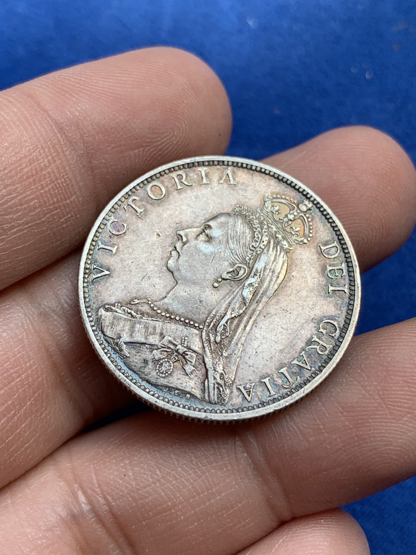 《竞宝斋》第215场-周日，周一 2场 (全场包邮) 英国1888年高冠弗洛林银币 五彩包浆 状态不错