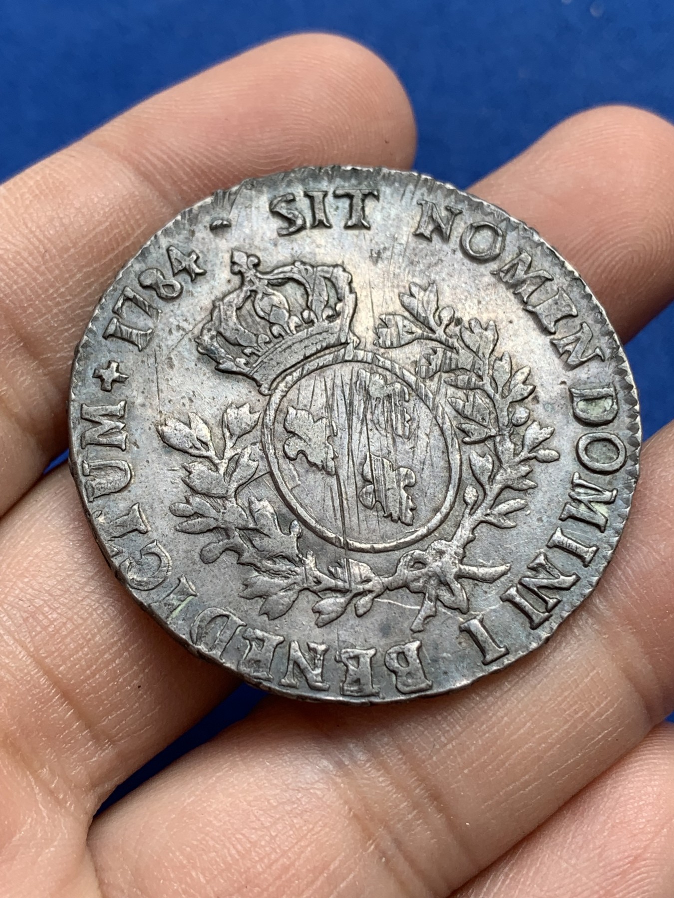 《竞宝斋》第215场-周日，周一 2场 (全场包邮) 法国1784年路易十六1埃居大银币 人像面深打 黑彩包浆 韵味十足 十分漂亮 细节见图