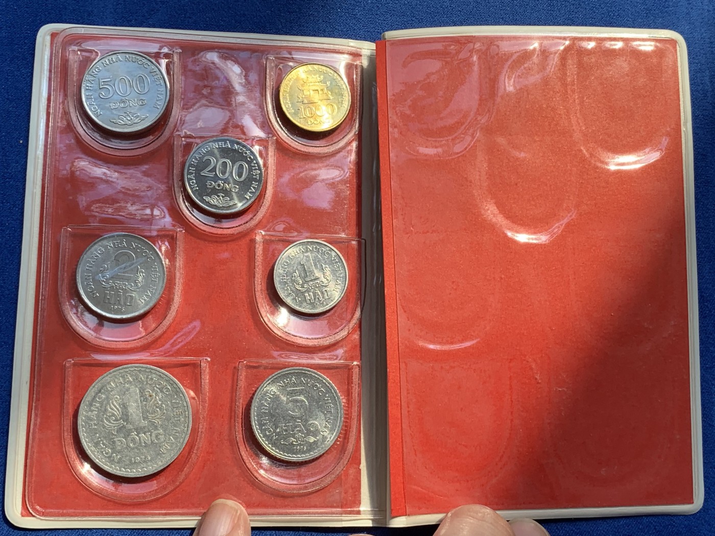 《竞宝斋》第215场-周日，周一 2场 (全场包邮) 越南 7枚装 套币 比较少见的装帧方式 年份 状态 请见图