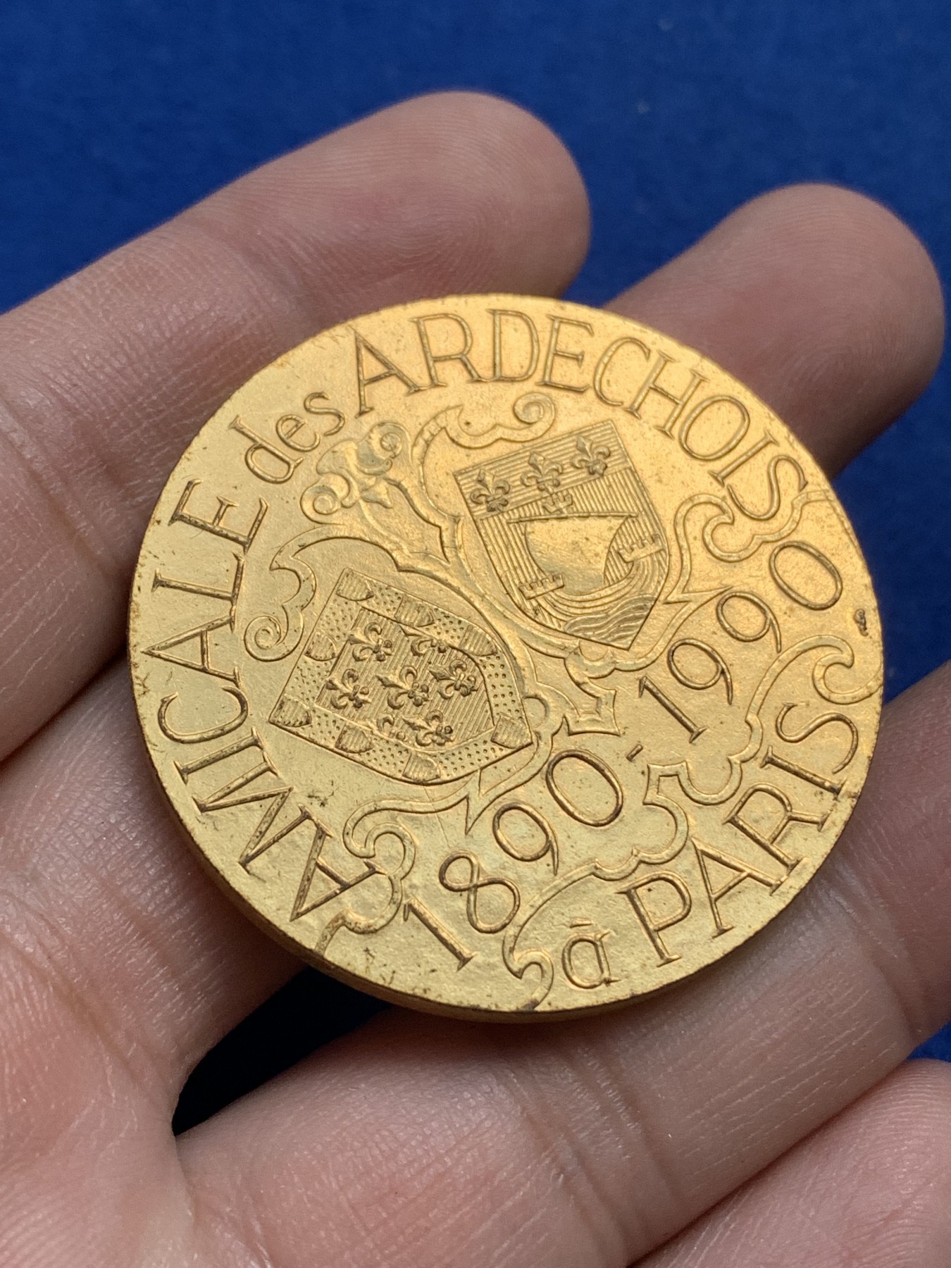 《竞宝斋》第215场-周日，周一 2场 (全场包邮) 1990巴黎与阿尔岱雪城市友好镀金铜章 42mm 32.7g