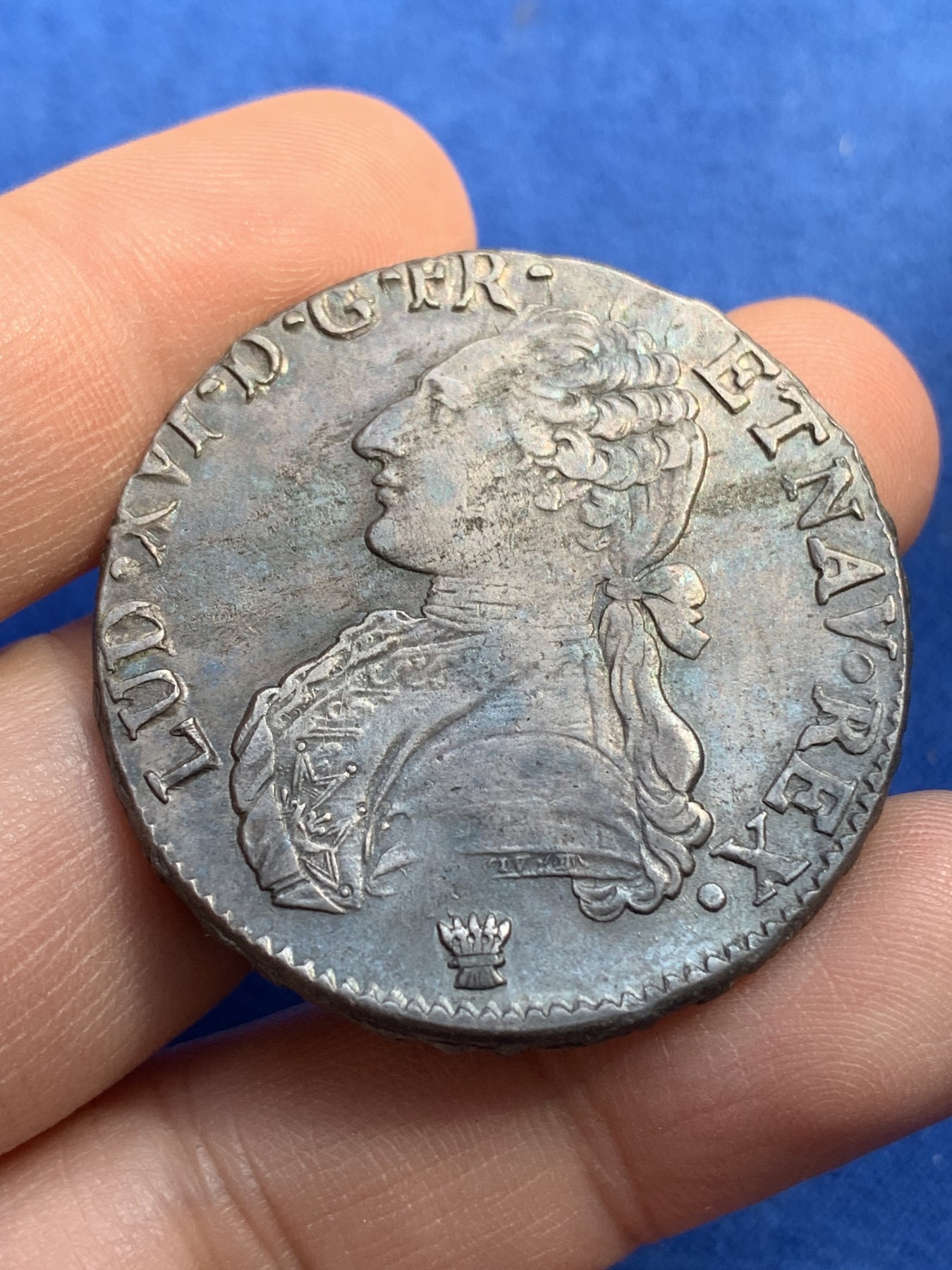 《竞宝斋》第215场-周日，周一 2场 (全场包邮) 法国1784年路易十六1埃居大银币 人像面深打 黑彩包浆 韵味十足 十分漂亮 细节见图