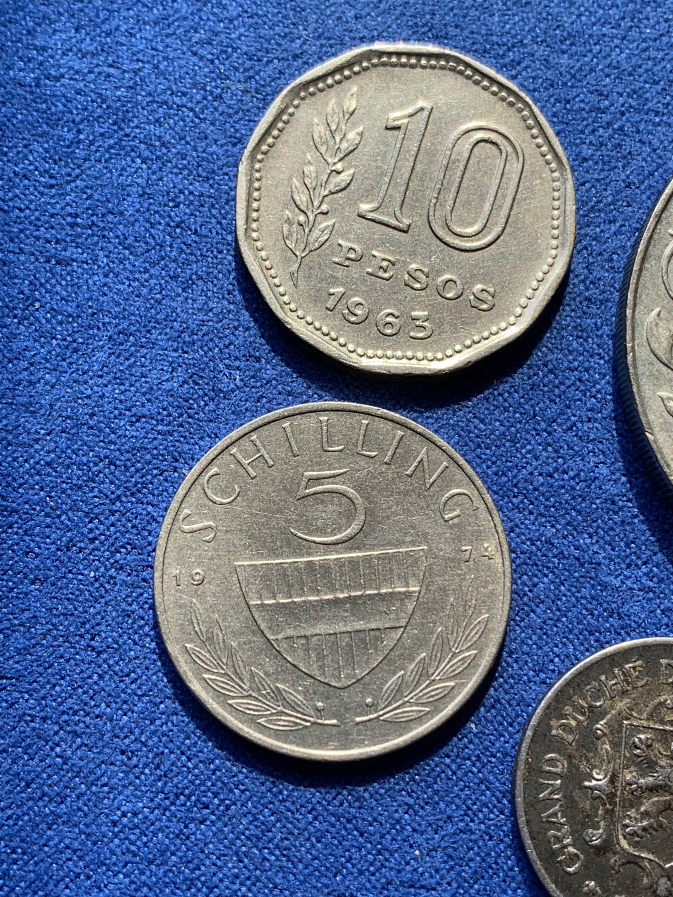 《竞宝斋》第215场-周日，周一 2场 (全场包邮) 4枚一组 英国1977年25便士+阿根廷1963年10比索+奥地利1974年骑马5先令+卢森堡1923年10分