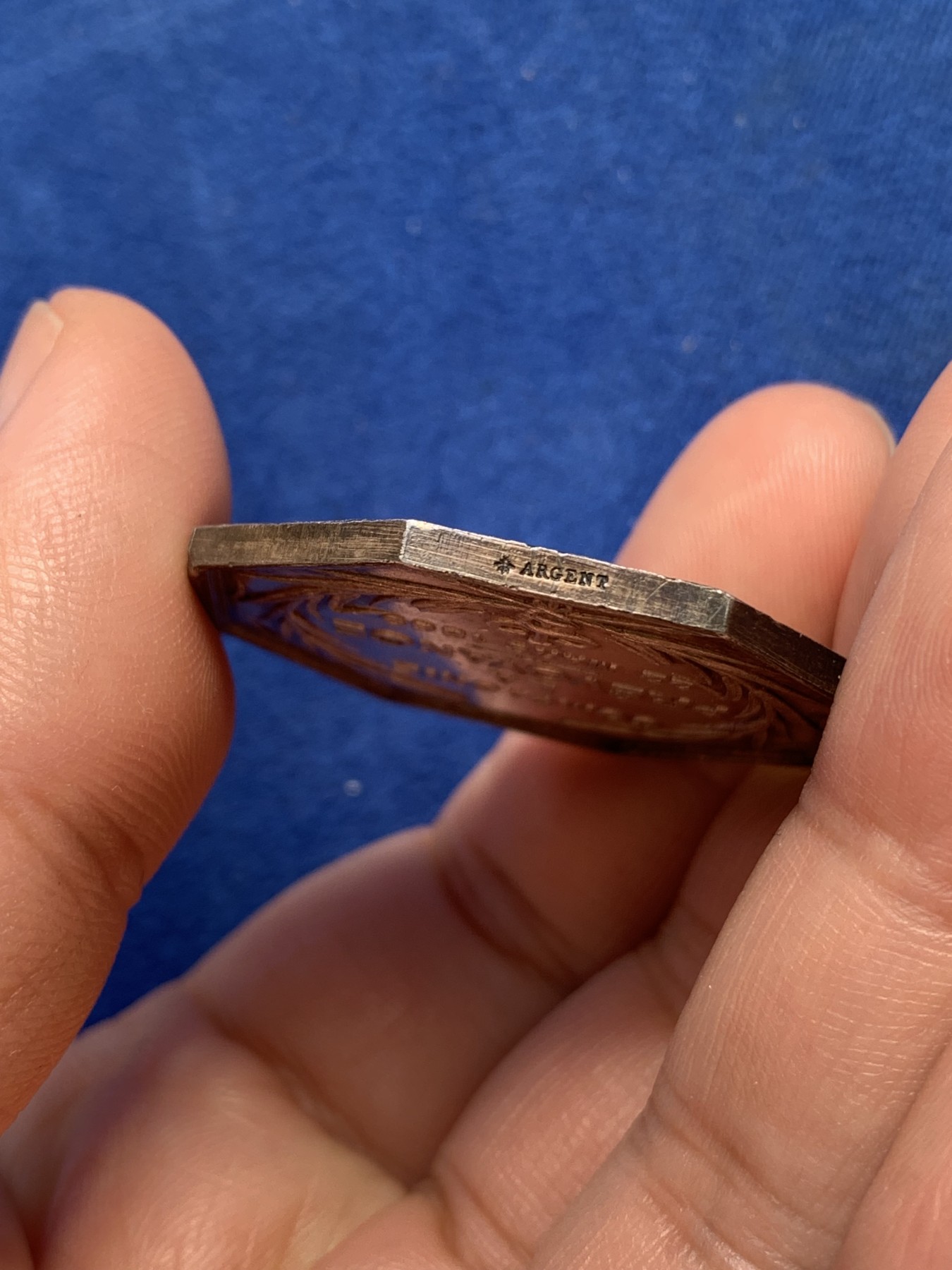 《竞宝斋》第215场-周日，周一 2场 (全场包邮) 法国 1869 先见之明保险公司银质八角代币 海港 女神 帆船 还有装满金银的丰饶角 元素丰富 包浆五彩 稀见品种 蜜蜂边铭银标 36.2mm 18.9克