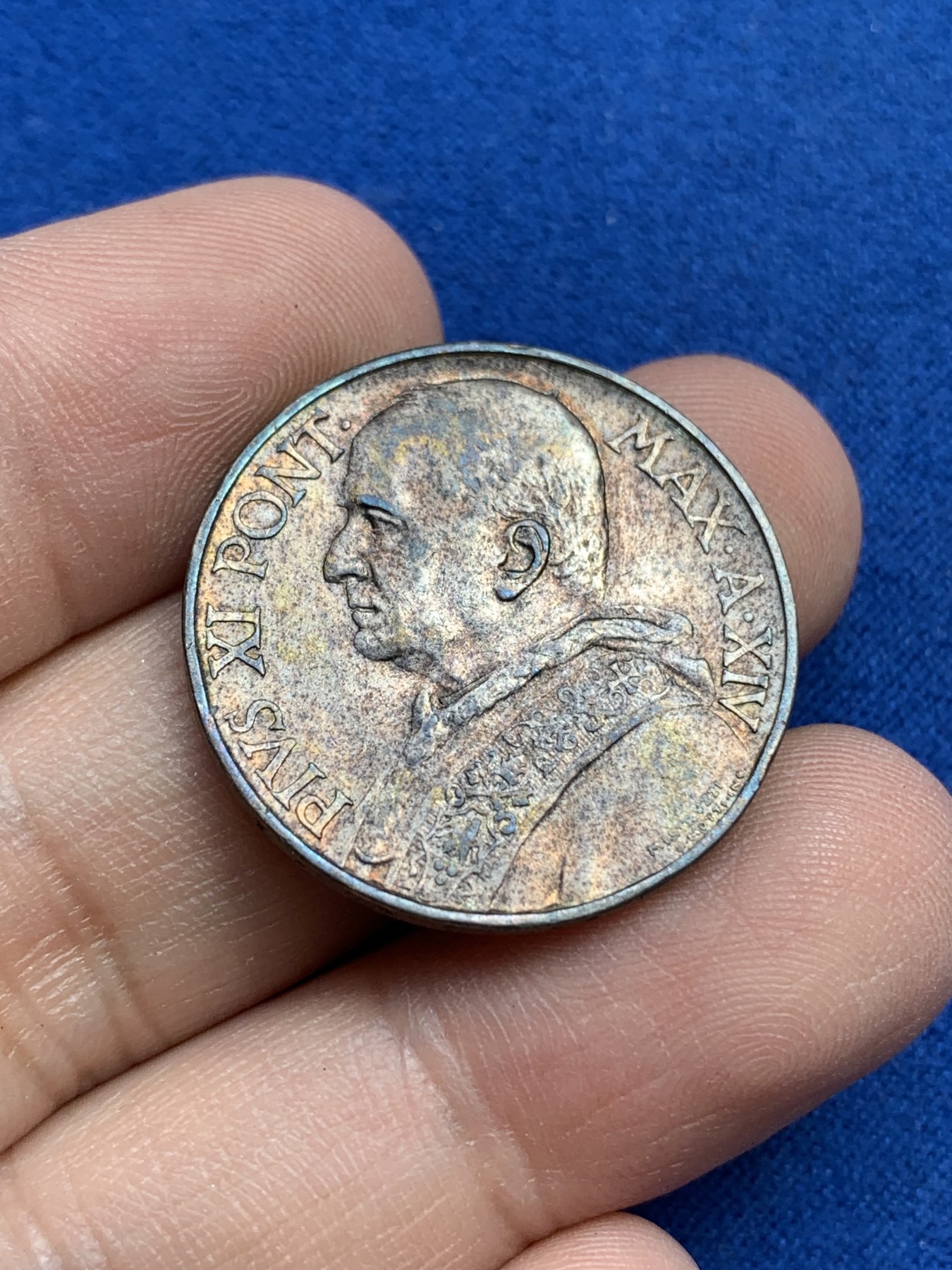 《竞宝斋》第215场-周日，周一 2场 (全场包邮) 梵蒂冈1935年10里拉圣母抱婴银币 彩色包浆 设计十分精美！