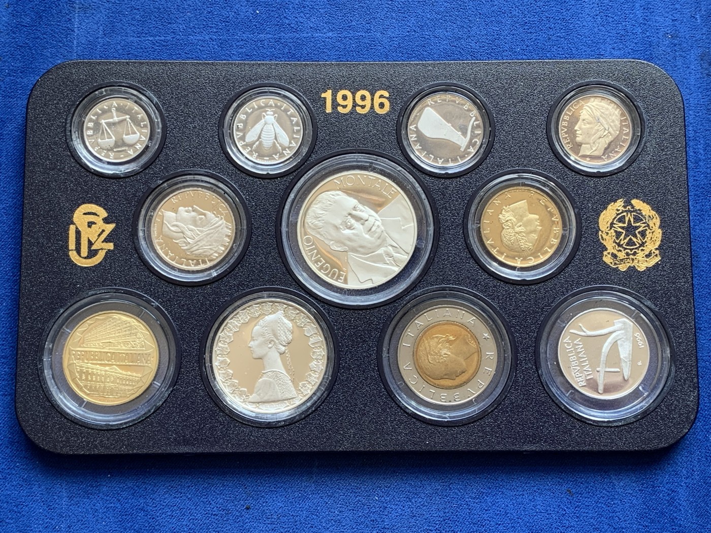 《竞宝斋》第215场-周日，周一 2场 (全场包邮) 意大利1996年精制套币。纪念人物为热那亚诗人——埃乌杰尼奥·蒙塔莱。另200里拉与500里拉双色币也是独年设计