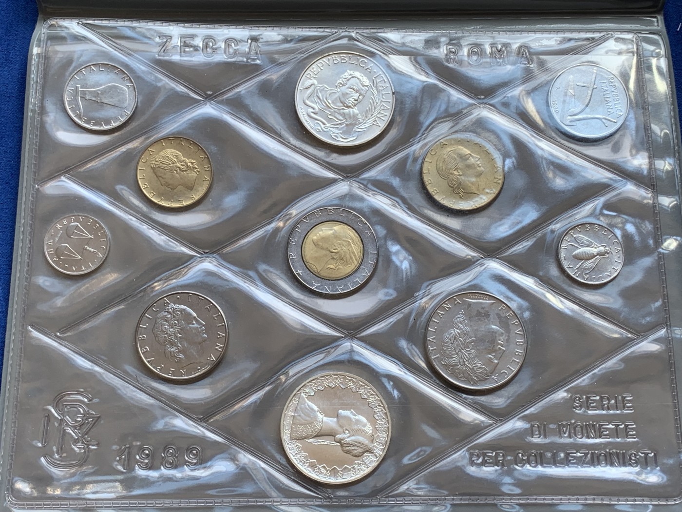 《竞宝斋》第215场-周日，周一 2场 (全场包邮) 意大利1989年套币，不常见年份，含两枚银币