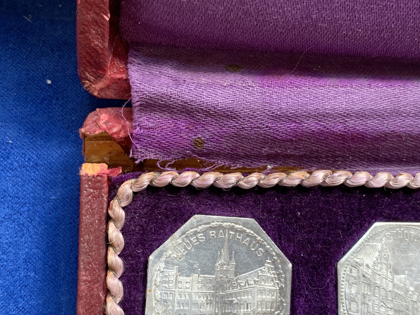 《竞宝斋》第215场-周日，周一 2场 (全场包邮) 全套1921纽伦堡电车代币 品相佳 盒装