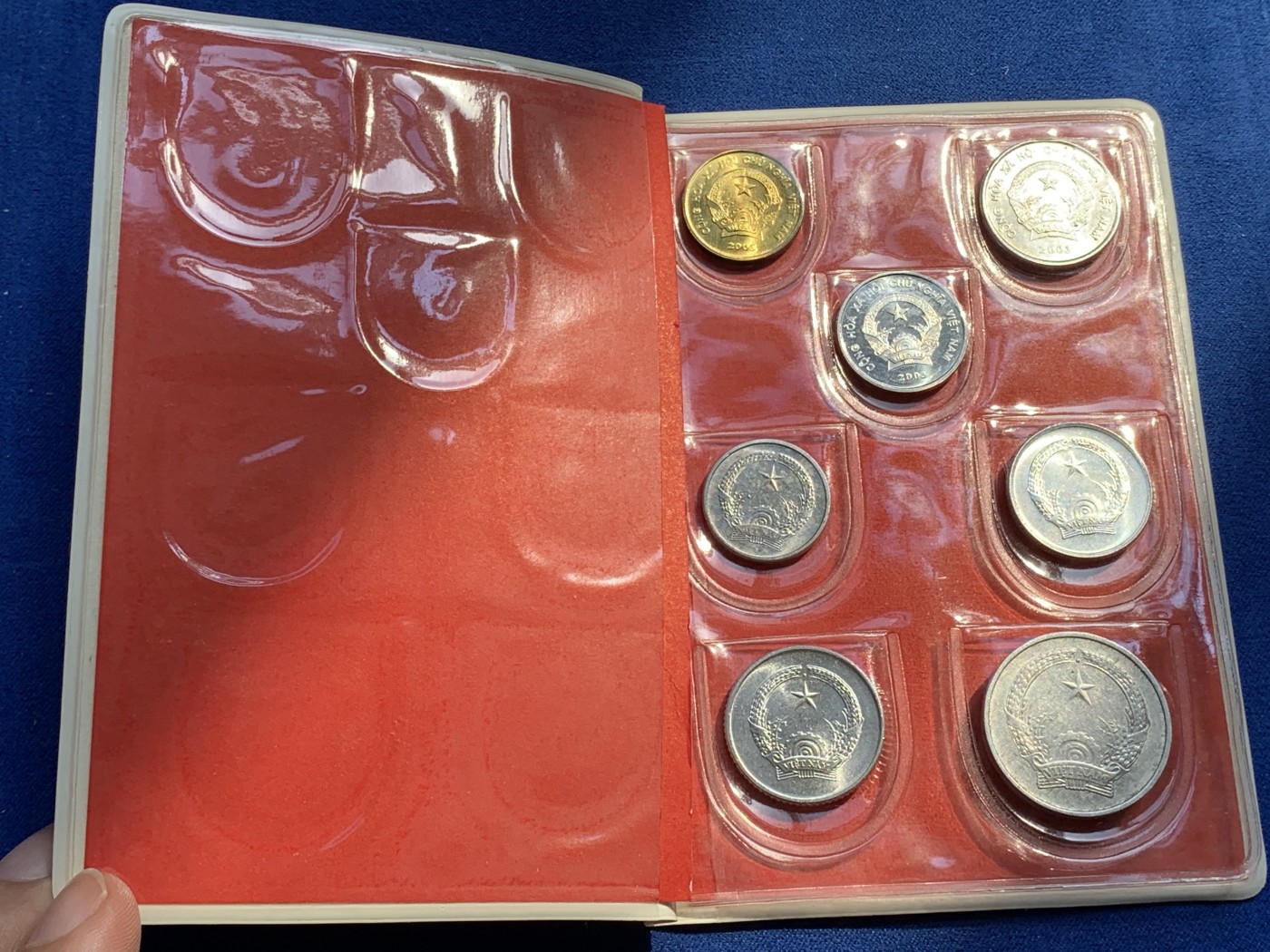 《竞宝斋》第215场-周日，周一 2场 (全场包邮) 越南 7枚装 套币 比较少见的装帧方式 年份 状态 请见图