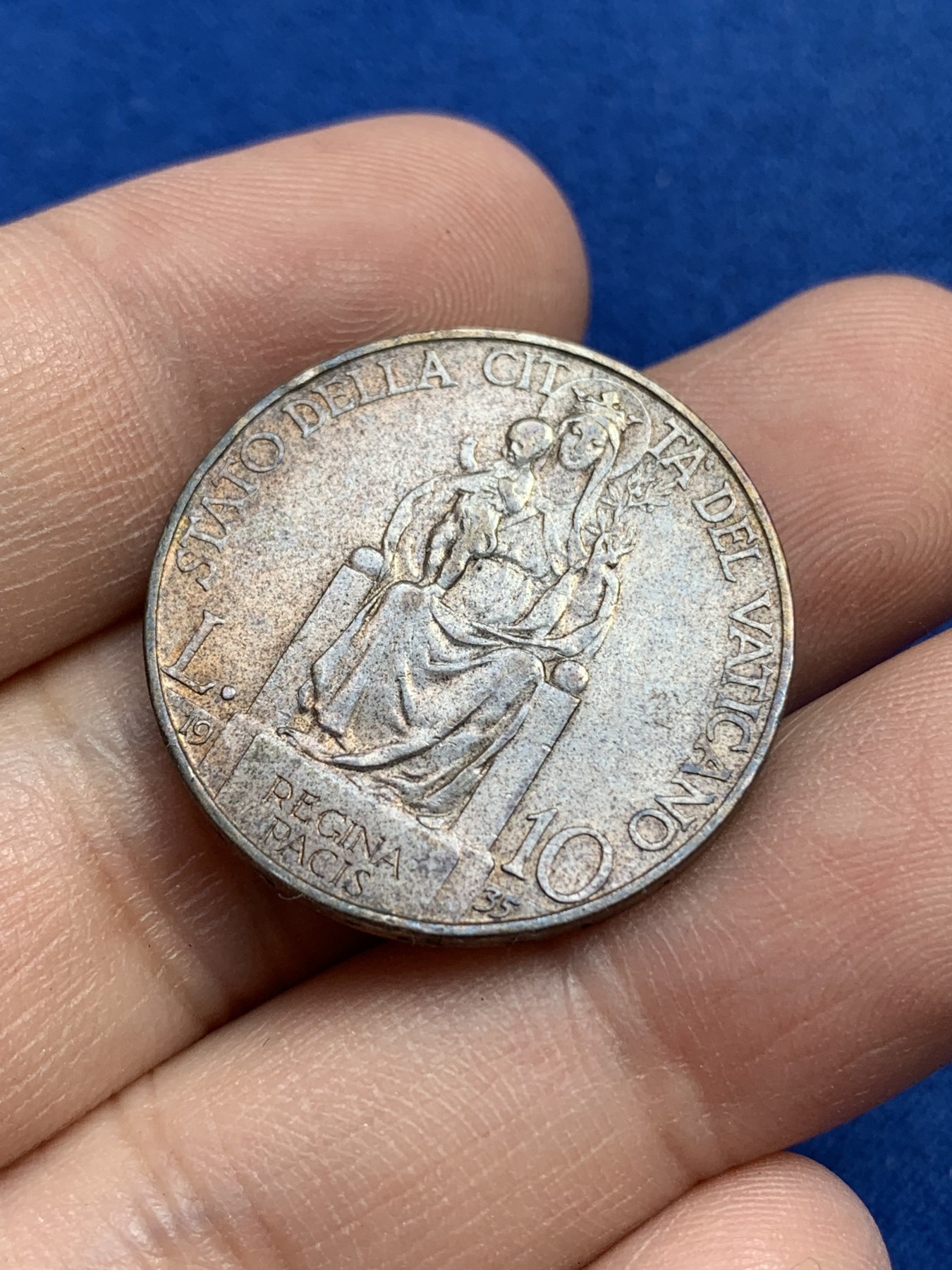 《竞宝斋》第215场-周日，周一 2场 (全场包邮) 梵蒂冈1935年10里拉圣母抱婴银币 彩色包浆 设计十分精美！