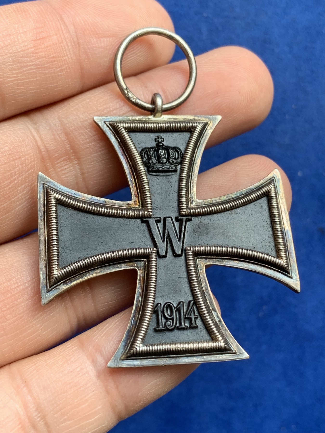 《竞宝斋》第215场-周日，周一 2场 (全场包邮) 一战德意志帝国二级铁十字勋章， 环上标S-W 漆面良好，包浆自然，边角锐利，盒子后配