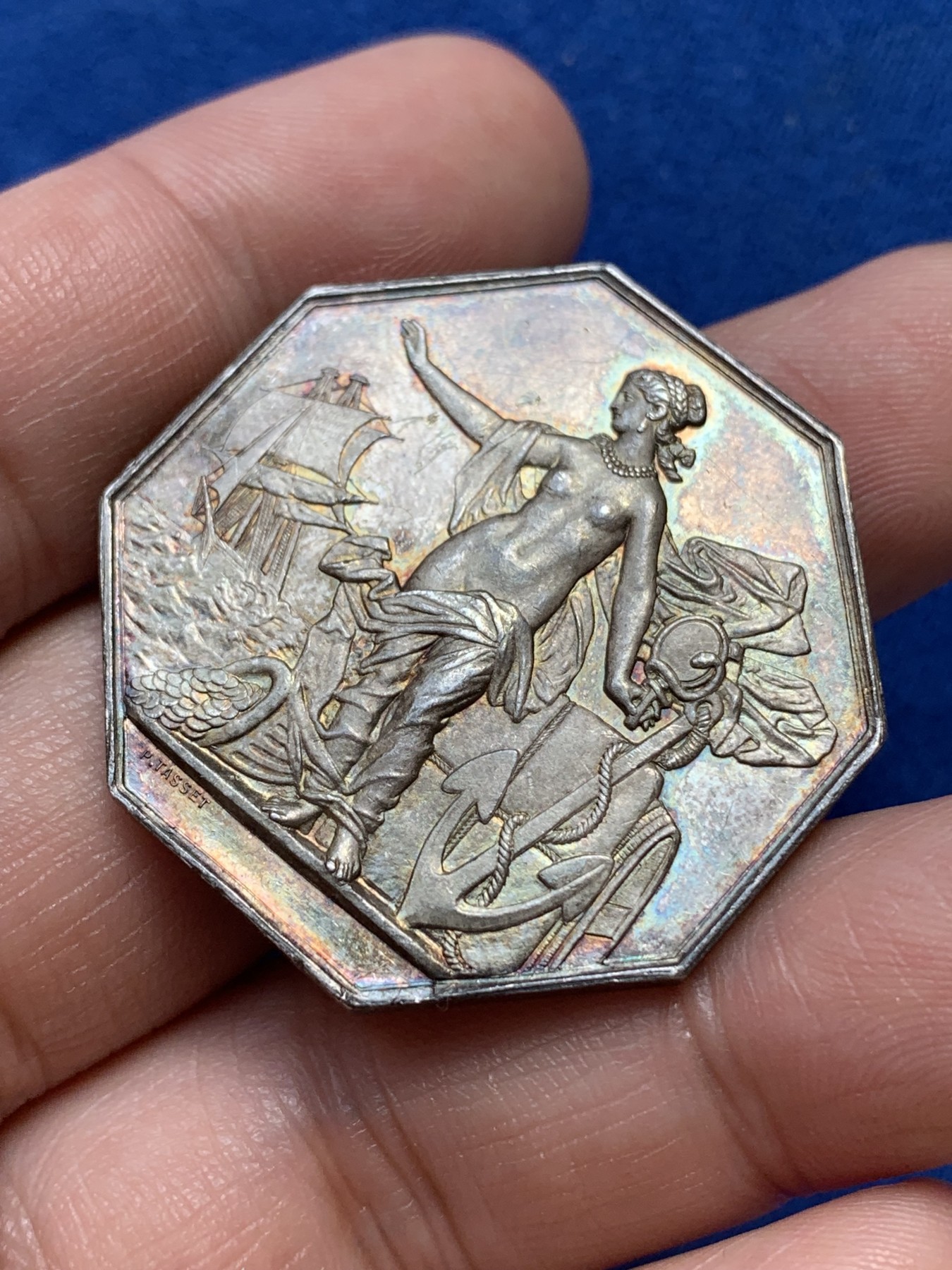 《竞宝斋》第215场-周日，周一 2场 (全场包邮) 法国 1869 先见之明保险公司银质八角代币 海港 女神 帆船 还有装满金银的丰饶角 元素丰富 包浆五彩 稀见品种 蜜蜂边铭银标 36.2mm 18.9克