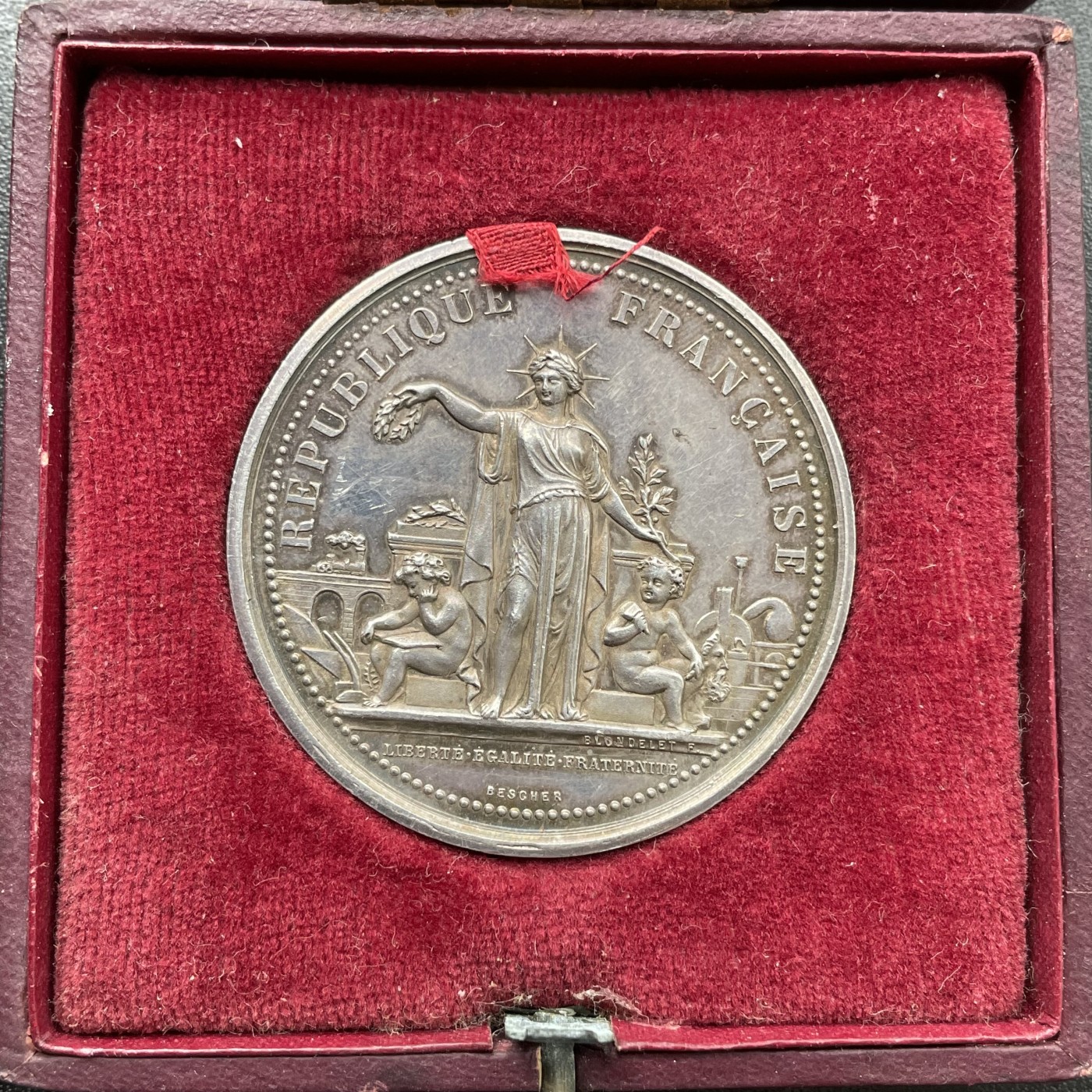 「木头集藏」章牌专场-第33期 法国农业委员会原盒银章  直径：42mm，32.6g，边铭：烟斗 ARGENT（1879年） 原盒正常使用，品相不错