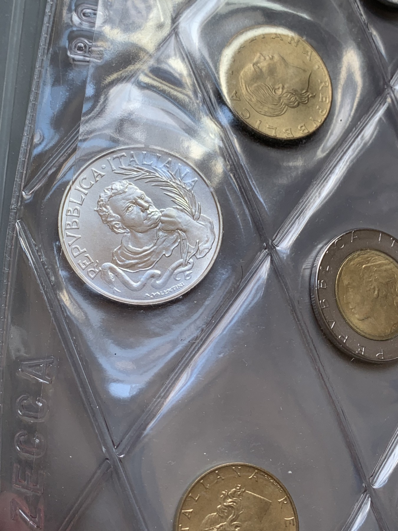 《竞宝斋》第215场-周日，周一 2场 (全场包邮) 意大利1989年套币，不常见年份，含两枚银币