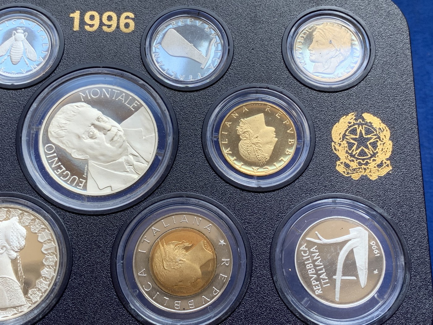 《竞宝斋》第215场-周日，周一 2场 (全场包邮) 意大利1996年精制套币。纪念人物为热那亚诗人——埃乌杰尼奥·蒙塔莱。另200里拉与500里拉双色币也是独年设计