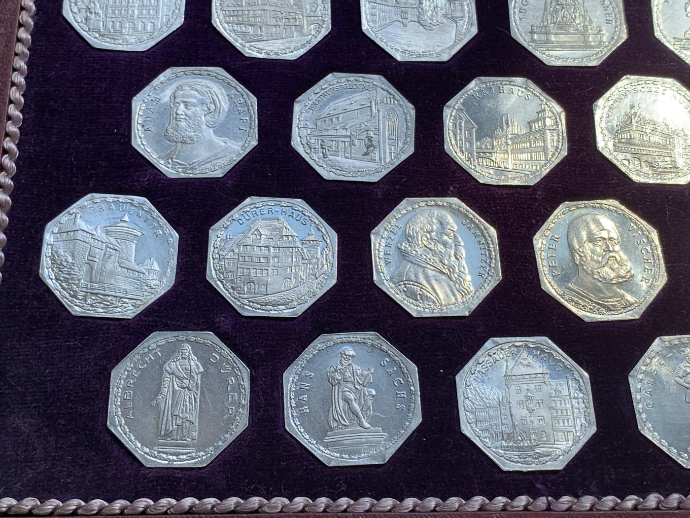 《竞宝斋》第215场-周日，周一 2场 (全场包邮) 全套1921纽伦堡电车代币 品相佳 盒装