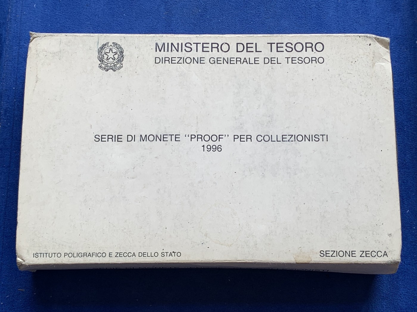 《竞宝斋》第215场-周日，周一 2场 (全场包邮) 意大利1996年精制套币。纪念人物为热那亚诗人——埃乌杰尼奥·蒙塔莱。另200里拉与500里拉双色币也是独年设计