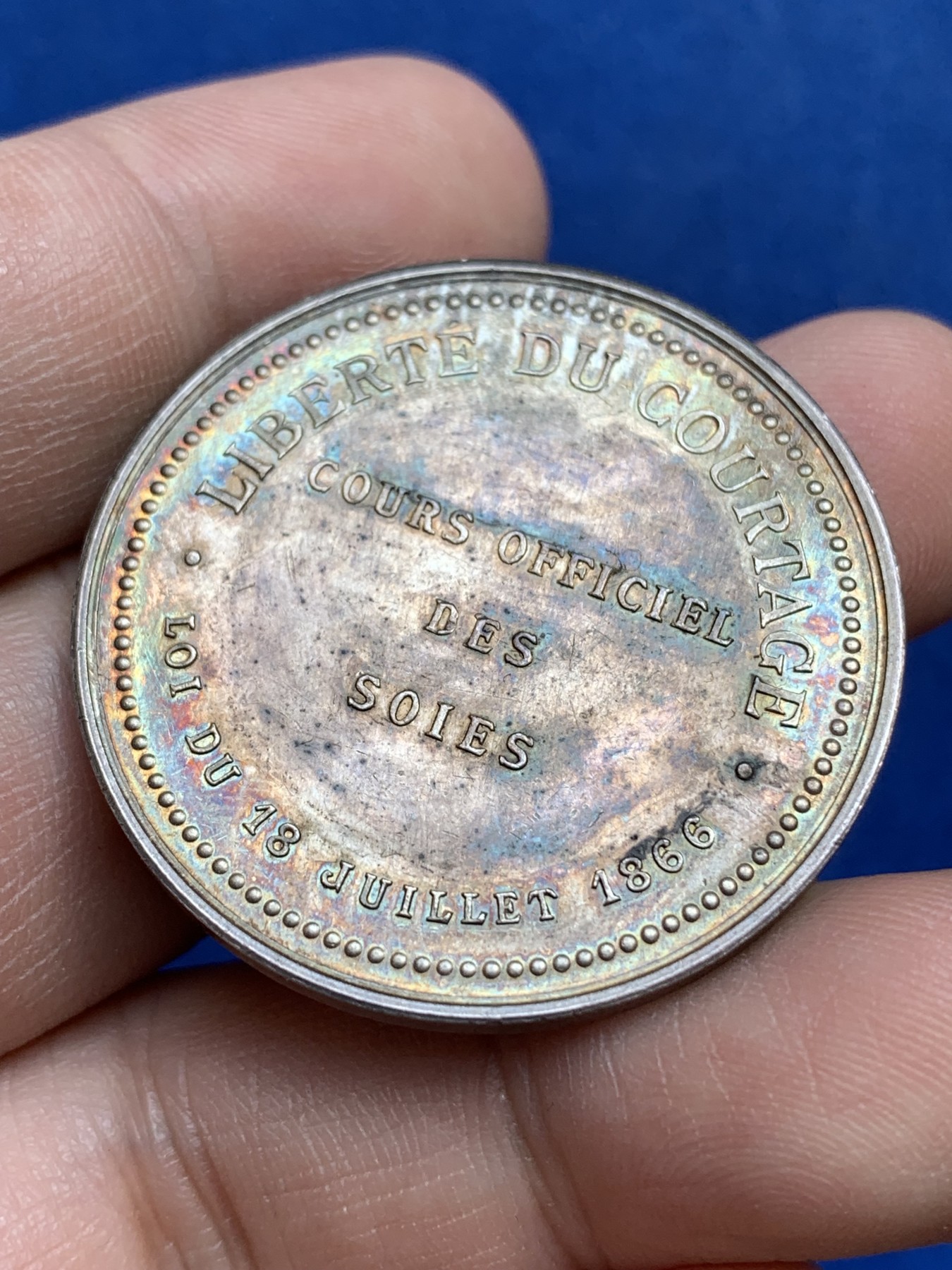 《竞宝斋》第215场-周日，周一 2场 (全场包邮) 1866年 法国自由平等纪念银章 金彩包浆 女神很美 36ⅹ2.3mm.22.5克