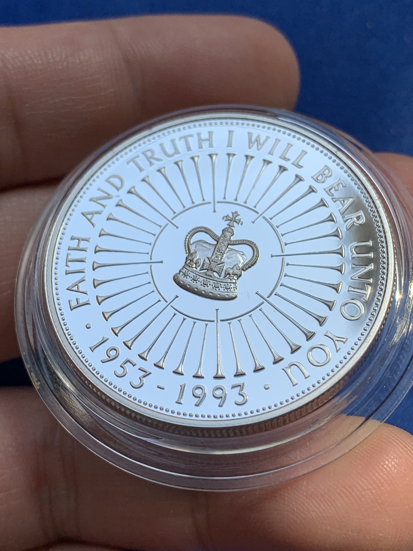 《竞宝斋》第215场-周日，周一 2场 (全场包邮) 英国1993年女王登基40周年精制5镑大银币 发行量5万 盒证齐全无氧化