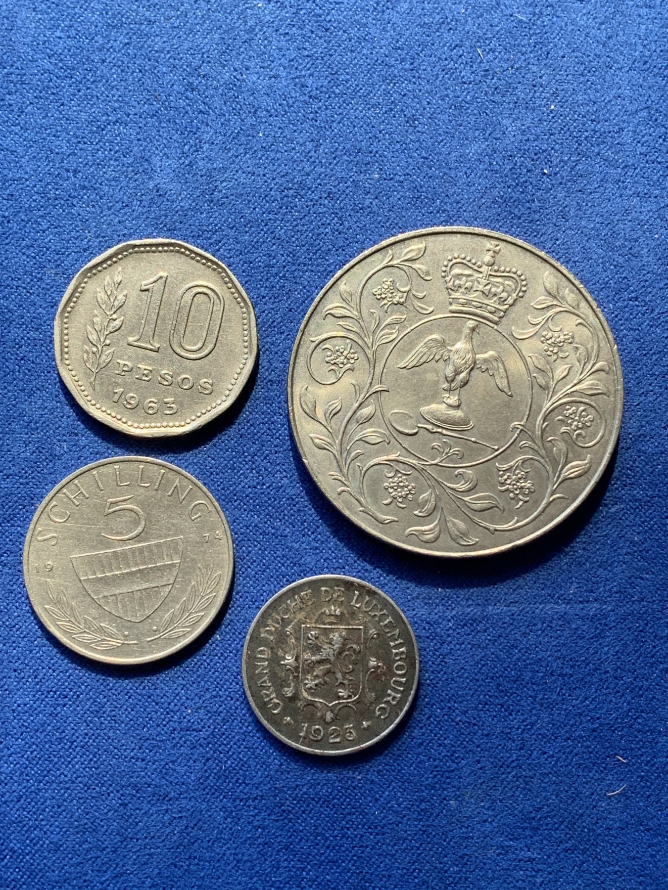 《竞宝斋》第215场-周日，周一 2场 (全场包邮) 4枚一组 英国1977年25便士+阿根廷1963年10比索+奥地利1974年骑马5先令+卢森堡1923年10分