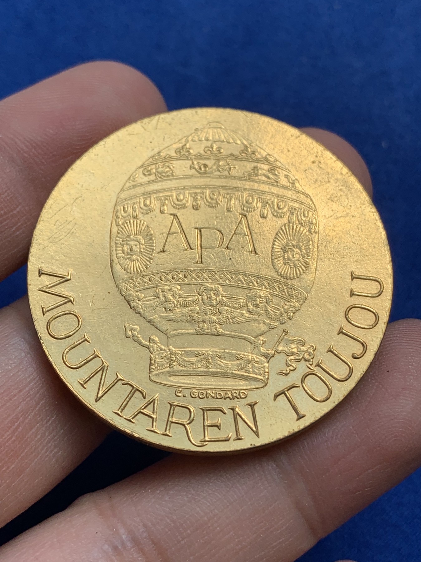 《竞宝斋》第215场-周日，周一 2场 (全场包邮) 1990巴黎与阿尔岱雪城市友好镀金铜章 42mm 32.7g