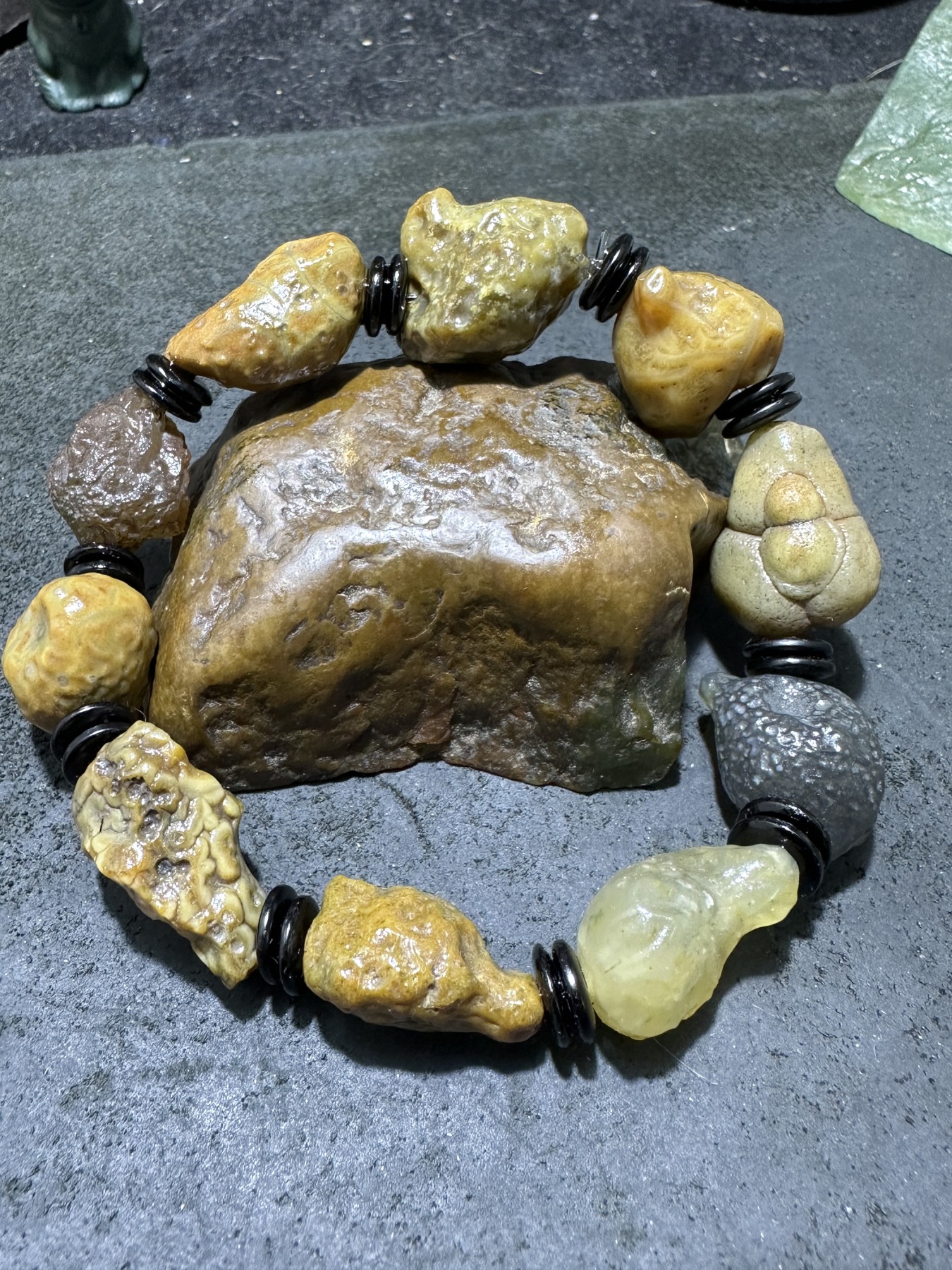 精美罕见老料葫芦形筋脉石大颗粒原石手串一条