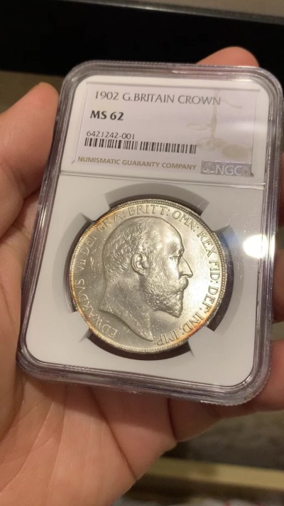 《竞宝斋》第215场-周日，周一 2场 (全场包邮) NGC-MS62 英国 1902年 爱德华七世 马剑克朗 银币 整体银光闪烁 带点包浆 非常好