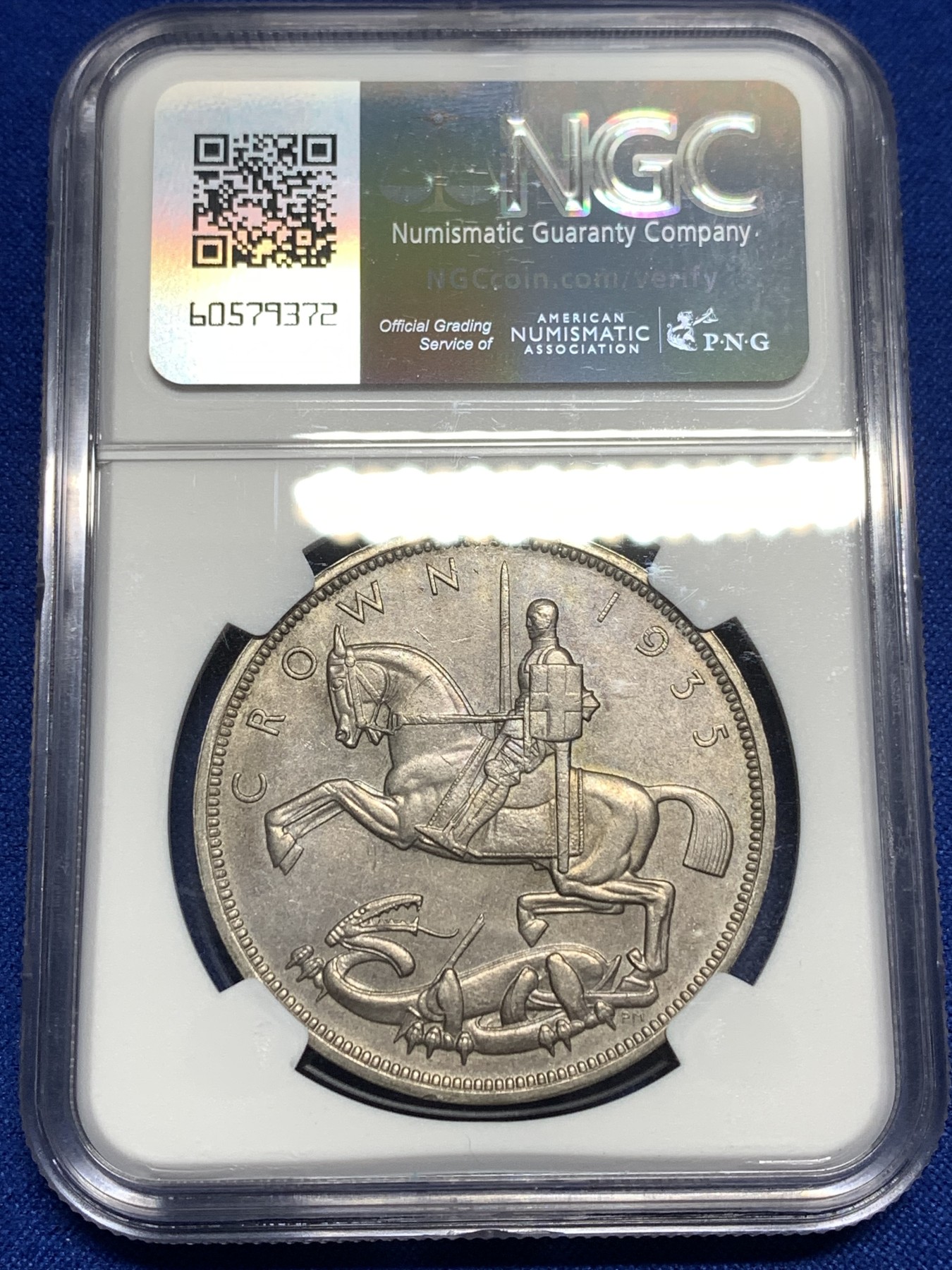 《竞宝斋》第215场-周日，周一 2场 (全场包邮) NGC-MS63 英国1935年乔治五世1克朗木马剑大银币，图案精美，英系热门品种之一，玩家配版必备。原汁原味老包浆，状态极佳，非常漂亮。