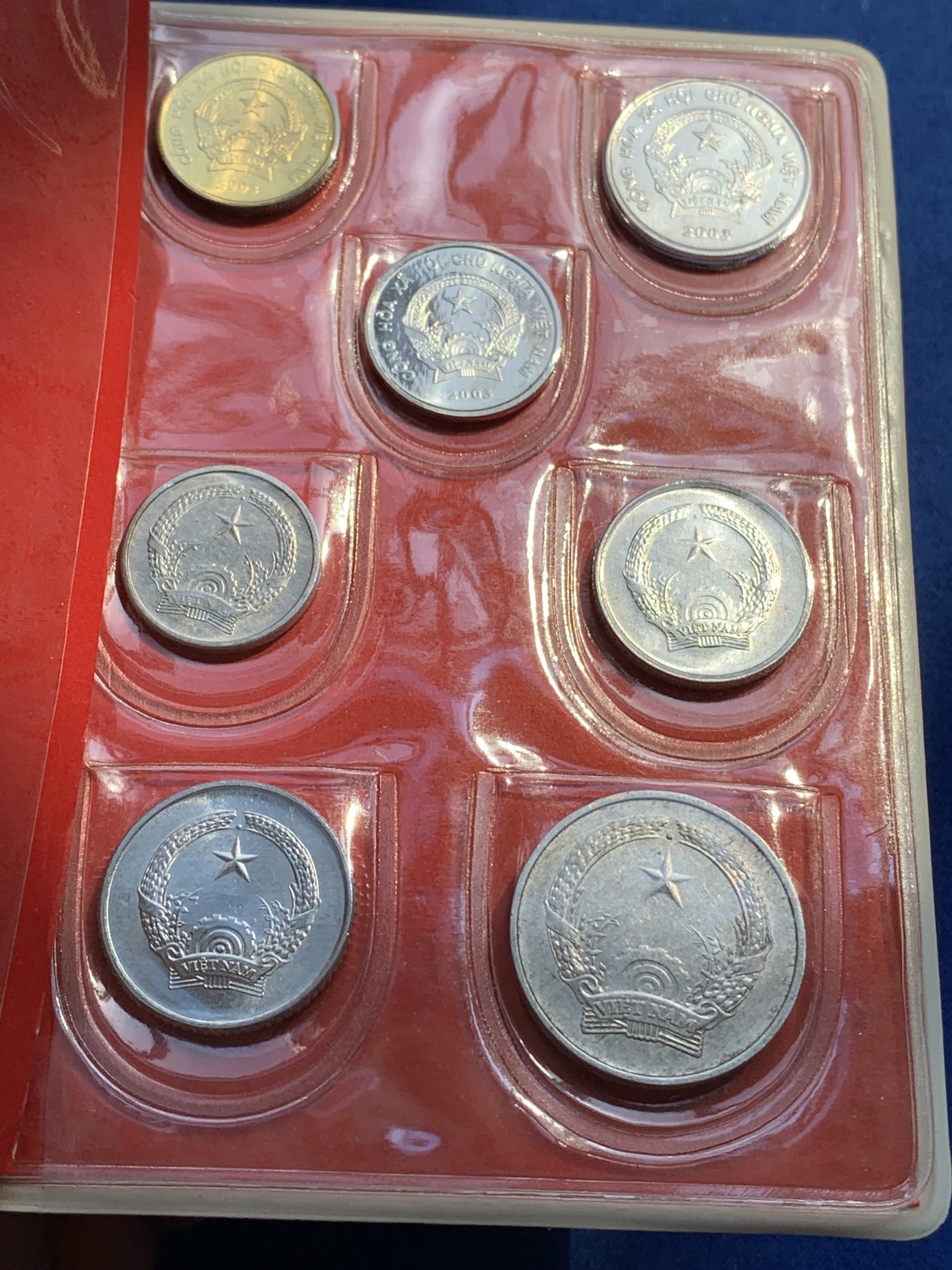 《竞宝斋》第215场-周日，周一 2场 (全场包邮) 越南 7枚装 套币 比较少见的装帧方式 年份 状态 请见图