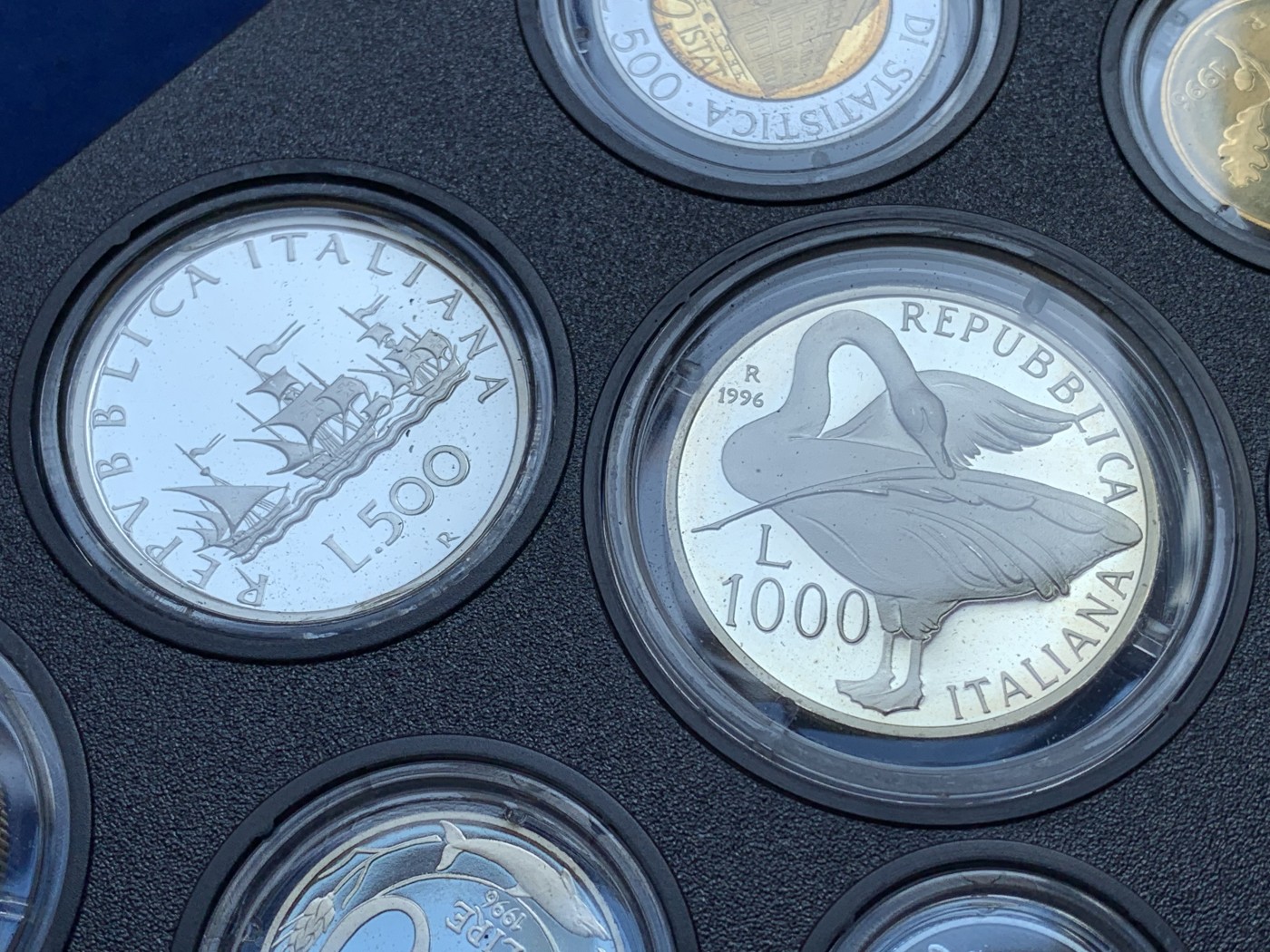 《竞宝斋》第215场-周日，周一 2场 (全场包邮) 意大利1996年精制套币。纪念人物为热那亚诗人——埃乌杰尼奥·蒙塔莱。另200里拉与500里拉双色币也是独年设计