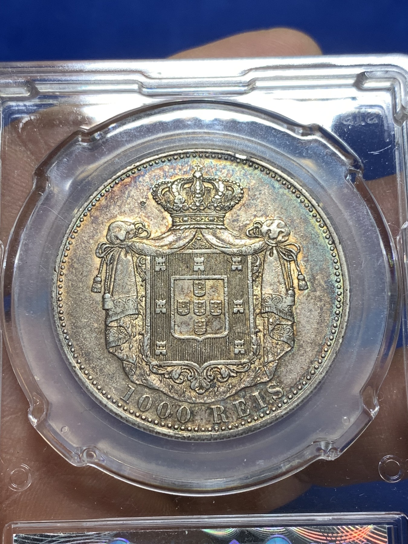 《竞宝斋》第215场-周日，周一 2场 (全场包邮) CSIS国评 AU53 葡萄牙皇帝卡洛斯一世1000瑞斯大银币!非常漂亮的大窗帘+盾标!五彩包浆。