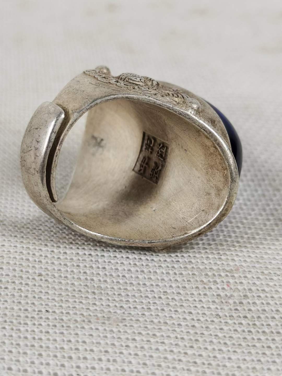 老珍藏，【乾隆年製】银镶“蓝宝石”老戒指一枚，品相如图，收藏的佳品。
