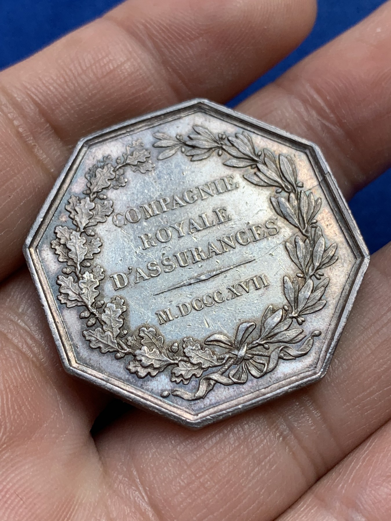 《竞宝斋》第215场-周日，周一 2场 (全场包邮) 法国皇家保险公司八角银质代币，19.81g，36.2mm，油灯边铭
