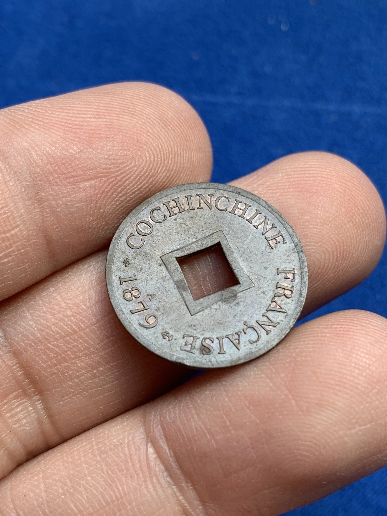 《竞宝斋》第215场-周日，周一 2场 (全场包邮) 1879大法国安南当二铜币 状态一流可评级 带铜光的好品  为数不多 同时带中英文的方孔铜币 非常值得收藏