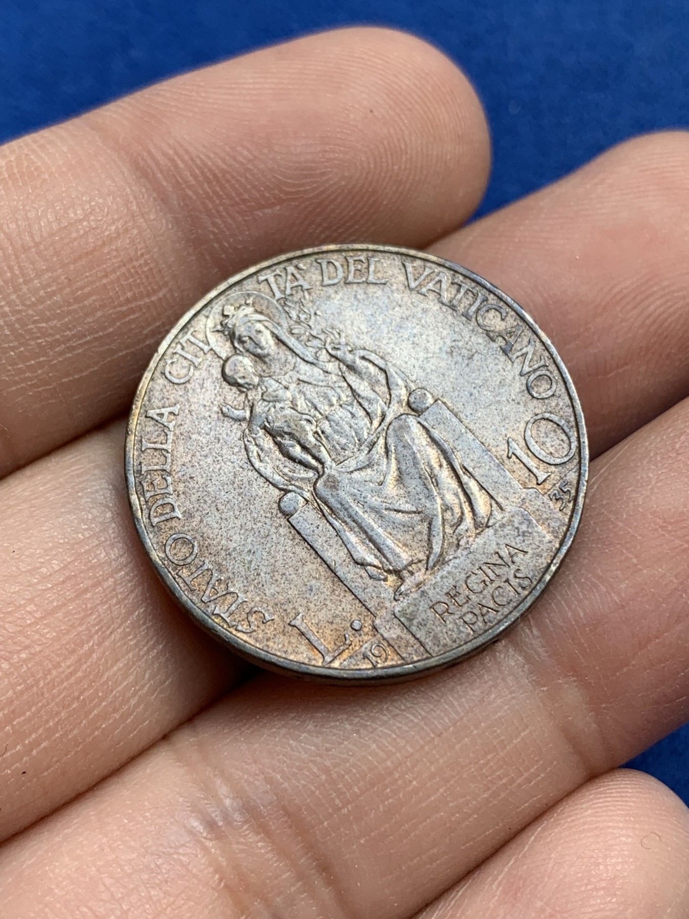 《竞宝斋》第215场-周日，周一 2场 (全场包邮) 梵蒂冈1935年10里拉圣母抱婴银币 彩色包浆 设计十分精美！