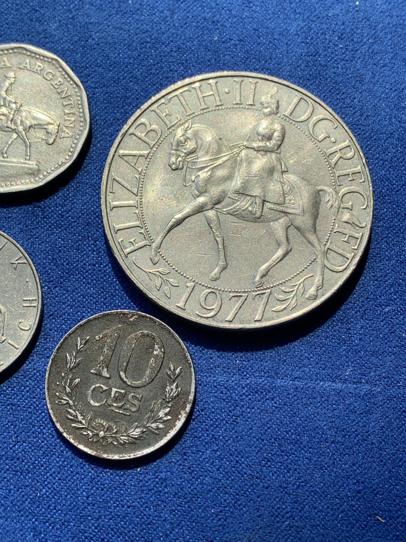 《竞宝斋》第215场-周日，周一 2场 (全场包邮) 4枚一组 英国1977年25便士+阿根廷1963年10比索+奥地利1974年骑马5先令+卢森堡1923年10分