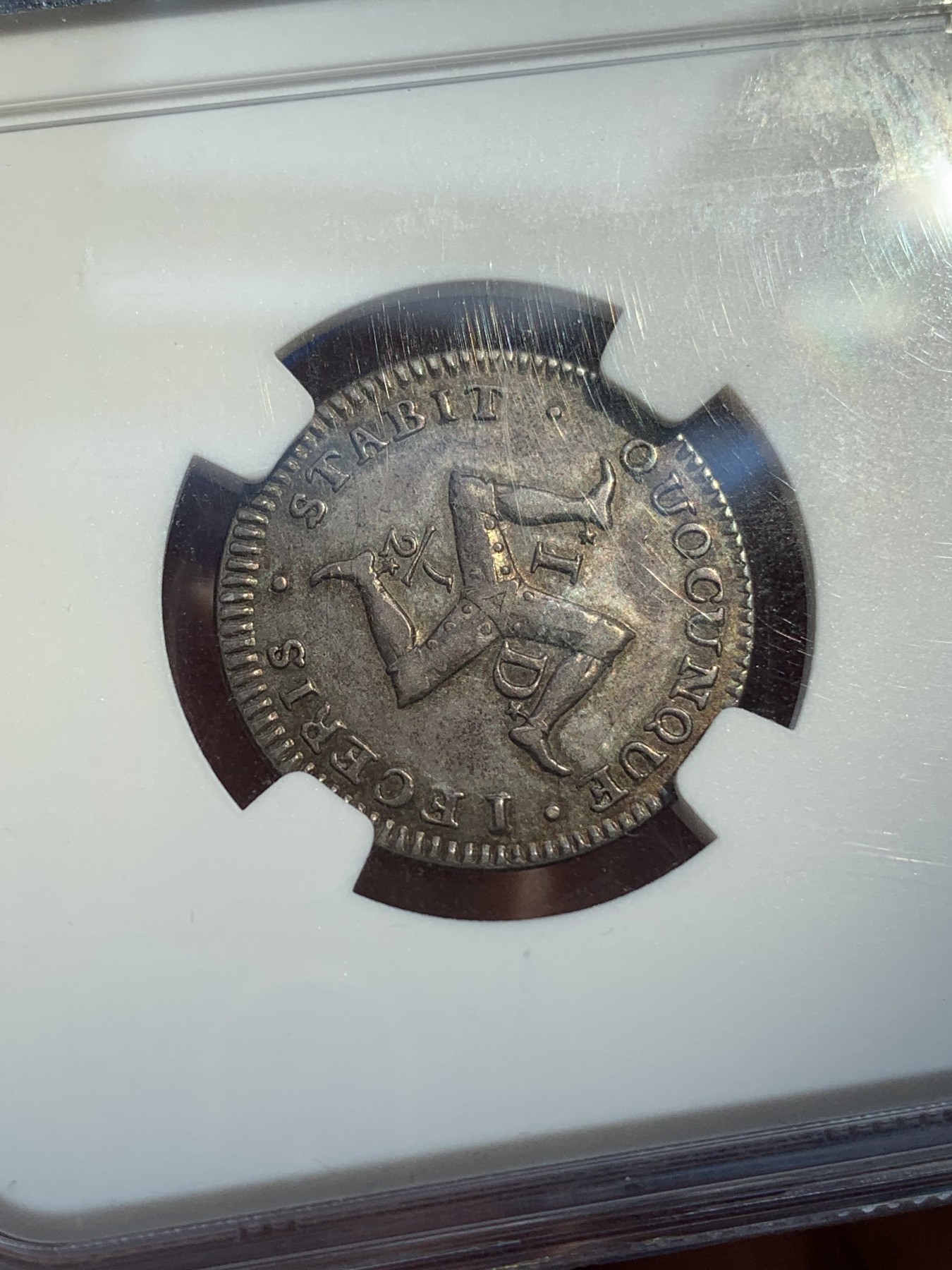 《竞宝斋》第215场-周日，周一 2场 (全场包邮) NGC-PF55 1733年 马恩岛半便士精致银样币 季军分 罕见FROSTED CAP版。常见好plain cap版紫彩包浆