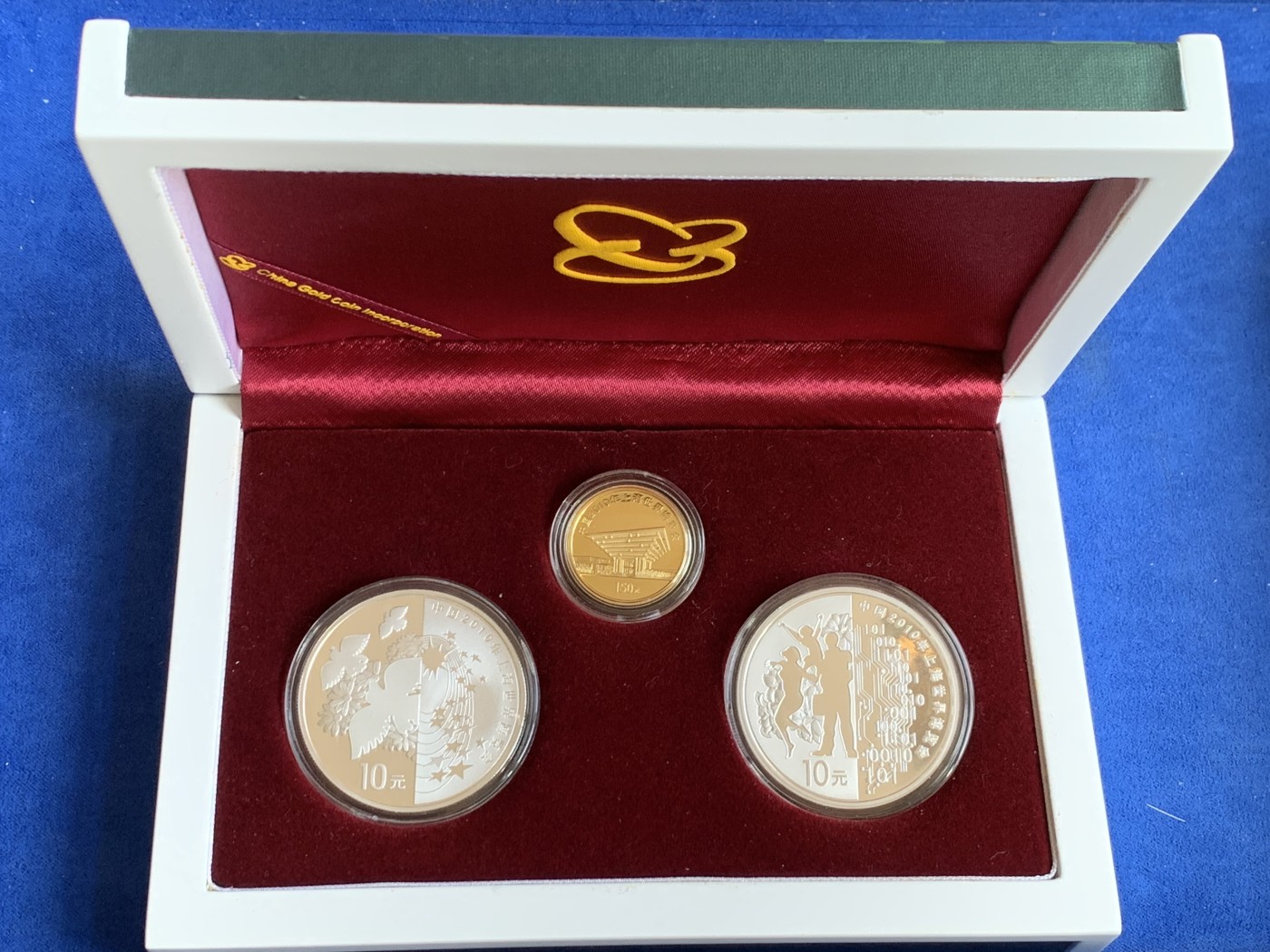 《竞宝斋》第215场-周日，周一 2场 (全场包邮) 中国2010年上海世界博览会金银纪念币 金币重1/3盎司即10.36克 999斤  两枚银币总重62.2克 999银