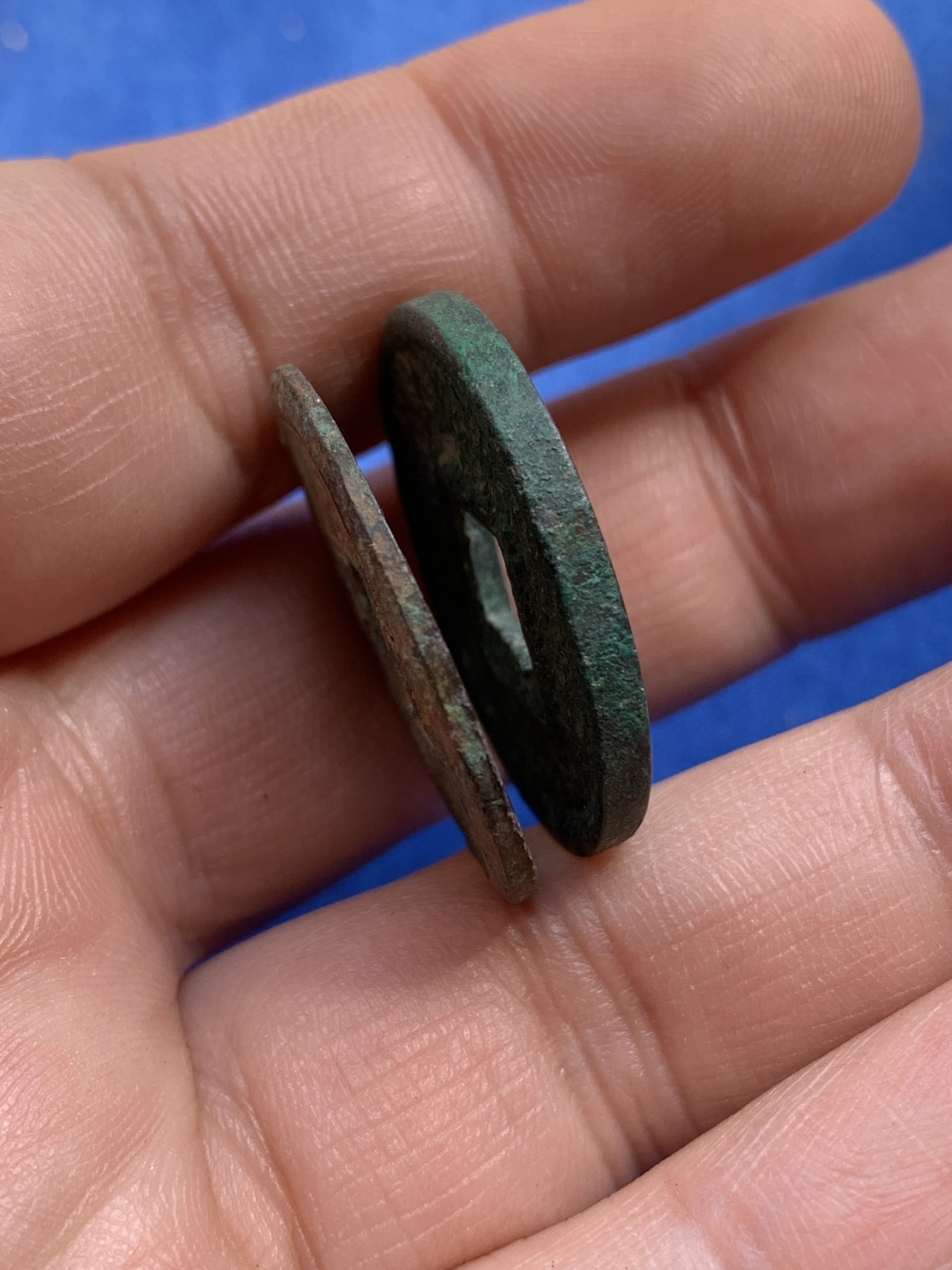 《竞宝斋》第215场-周日，周一 2场 (全场包邮) 两枚一组 大泉50 厚薄一对 直径27.5mm 分别厚1.9mm 2.6mm  重4.7g 6.9g