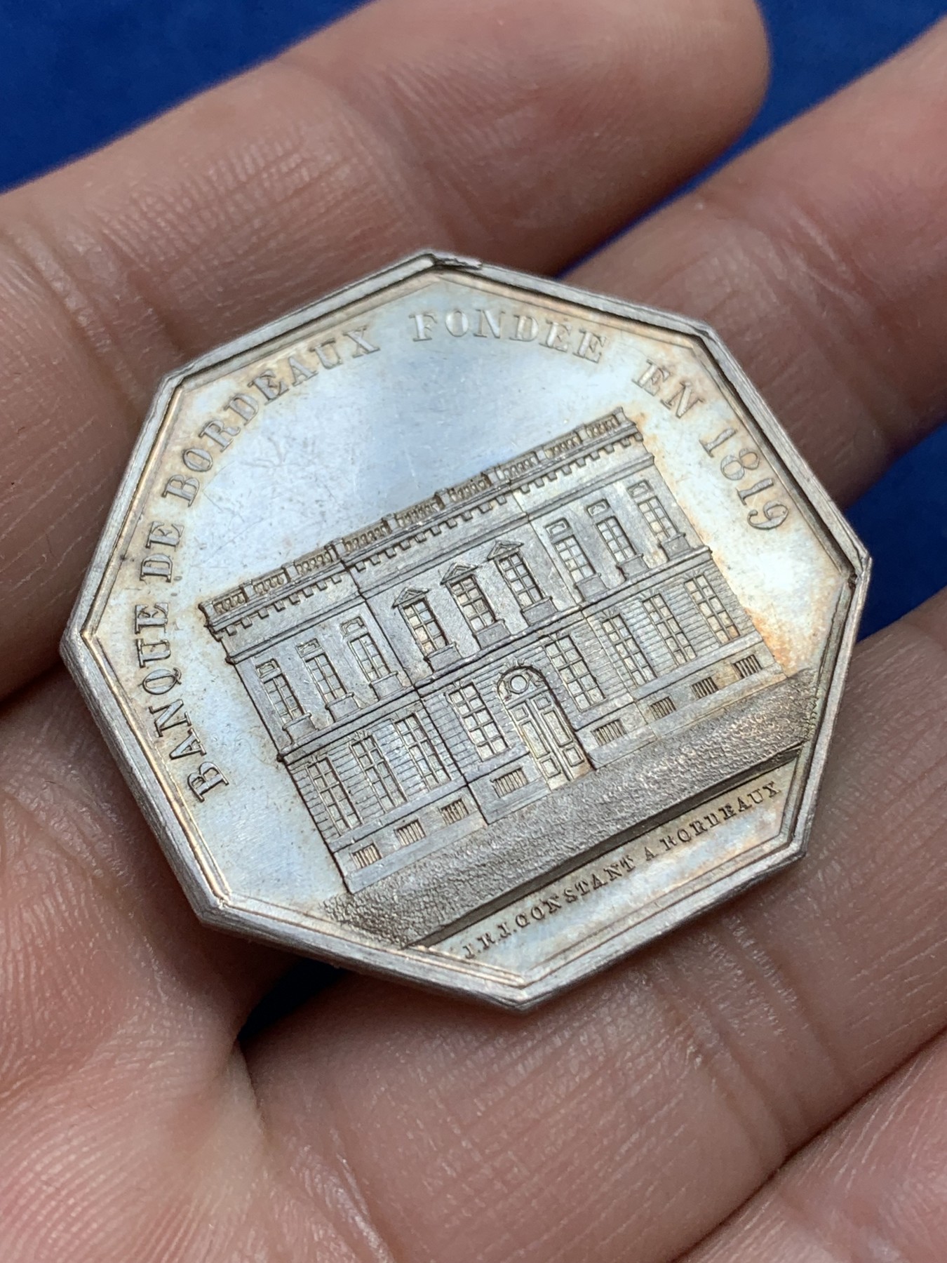 《竞宝斋》第215场-周日，周一 2场 (全场包邮) 法国1819波尔多银行八角银质代币，18.57g，34.8mm，手指边铭