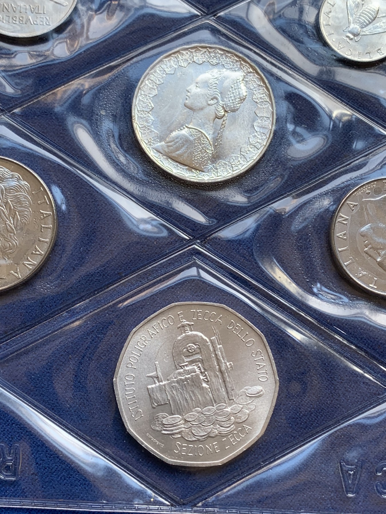 《竞宝斋》第215场-周日，周一 2场 (全场包邮) 意大利1980年套币 含人妻500里拉银币一枚