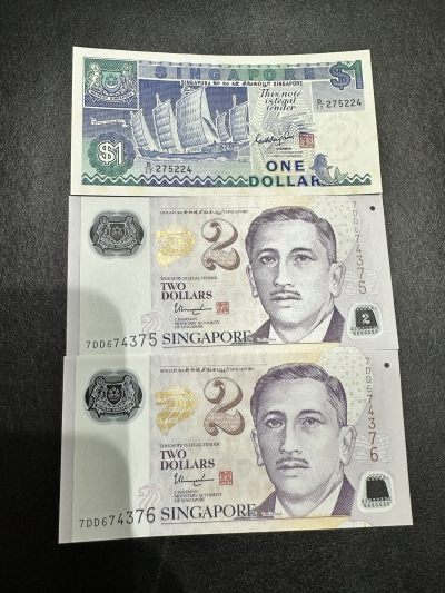 《外钞收藏家》第三百一十四期 - 新加坡船版1元 有潮 +塑料钞2元两张全新  一起 