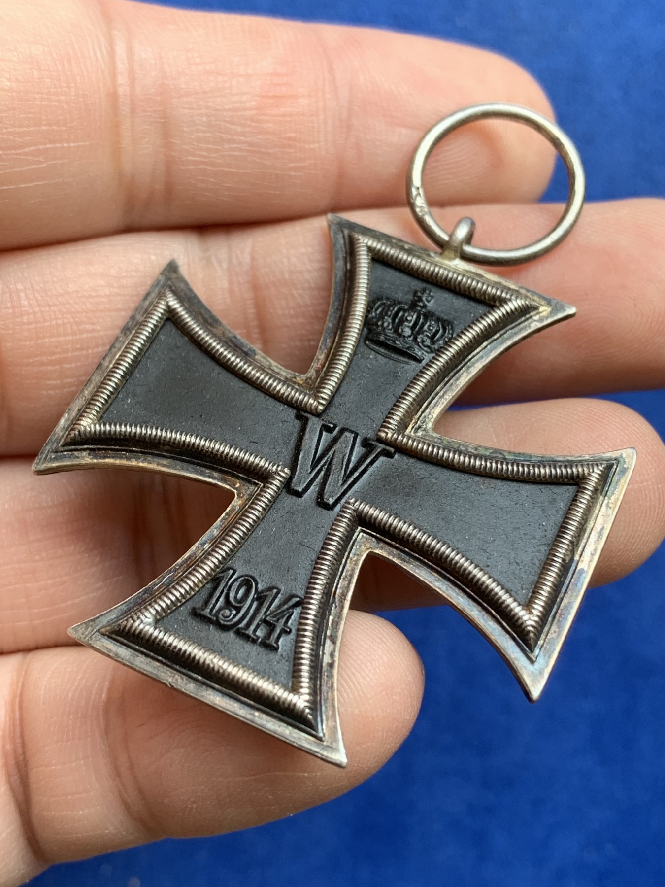 《竞宝斋》第215场-周日，周一 2场 (全场包邮) 一战德意志帝国二级铁十字勋章， 环上标S-W 漆面良好，包浆自然，边角锐利，盒子后配