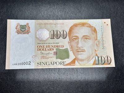《外钞收藏家》第三百一十四期 - 新加坡人像版100元 全新UNC 超级靓号（00002）