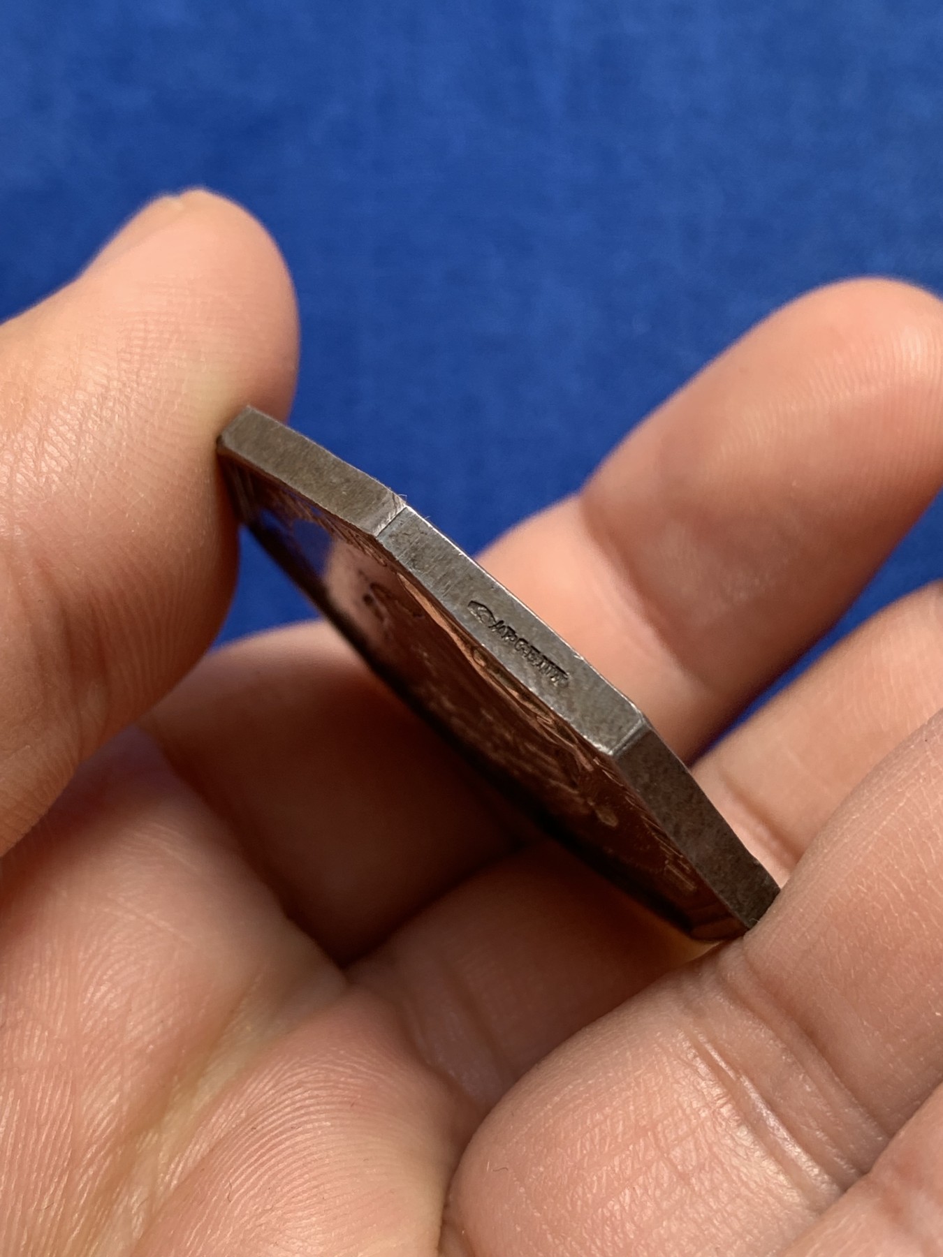 《竞宝斋》第215场-周日，周一 2场 (全场包邮) 法国1819凤凰火灾保险公司八角银质代币，22.45g，35.8mm，手指边铭