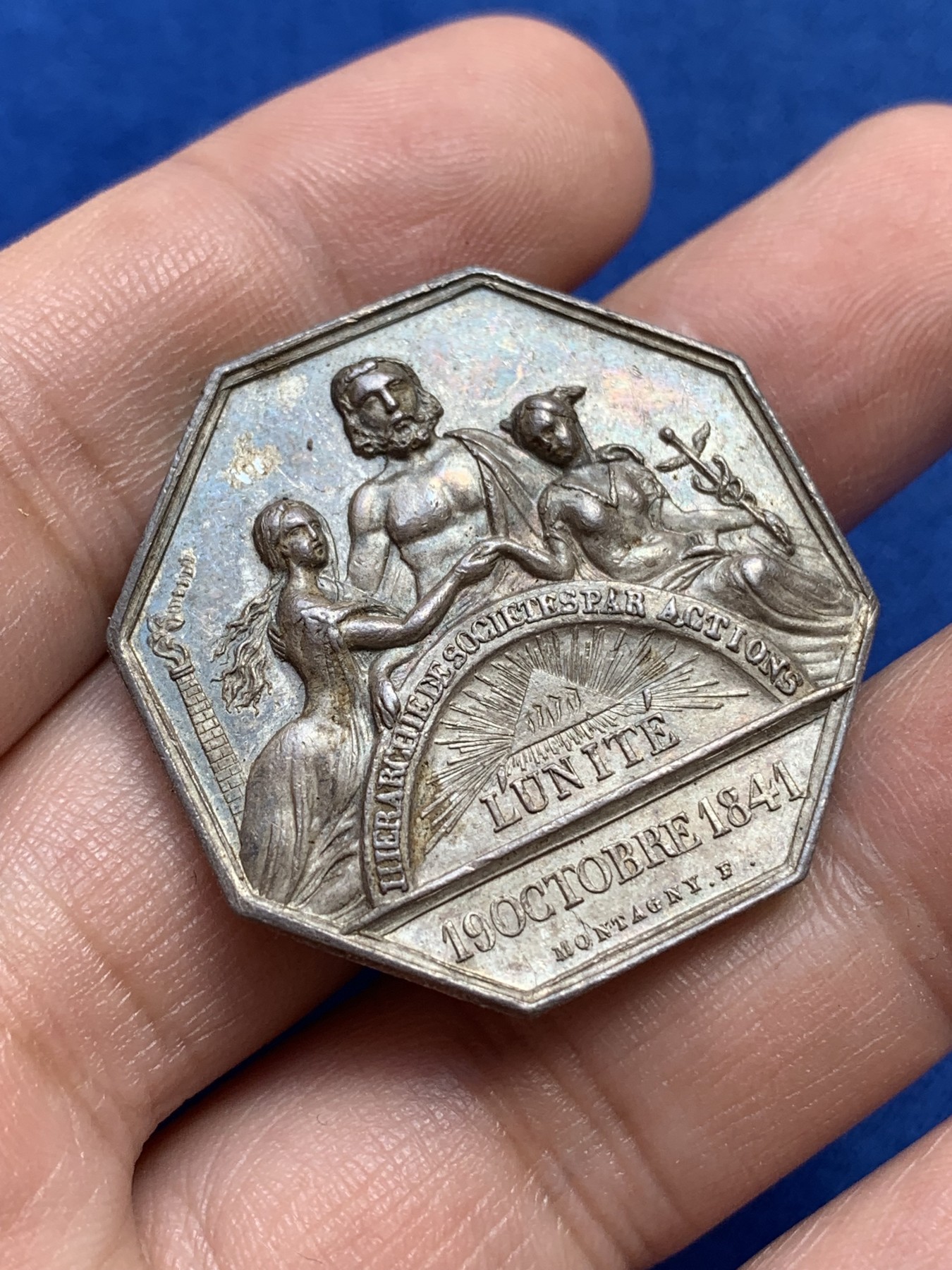 《竞宝斋》第215场-周日，周一 2场 (全场包邮) 法国1845保险信用联盟八角银质代币，18.55g，34.5mm，手指边铭