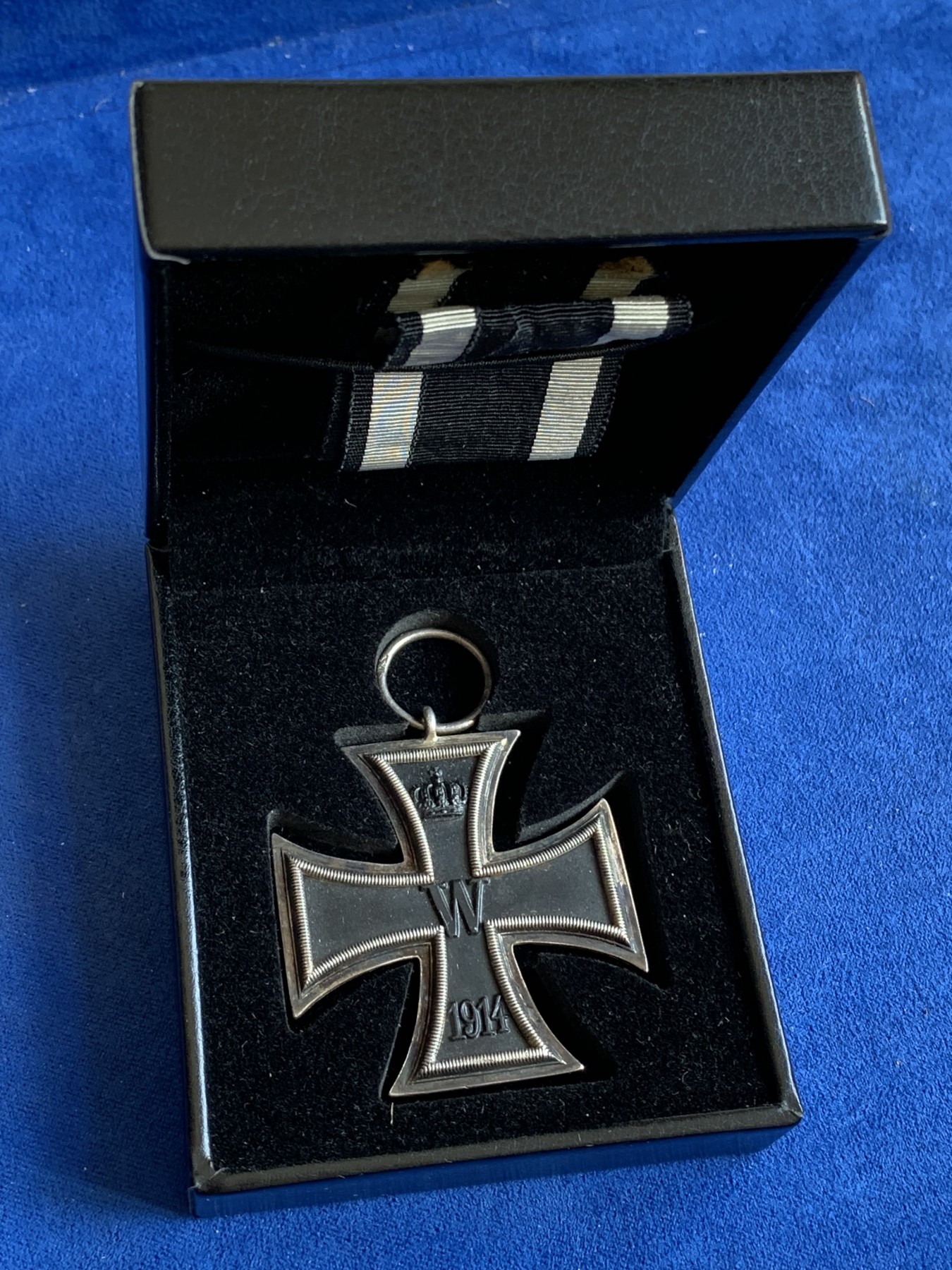 《竞宝斋》第215场-周日，周一 2场 (全场包邮) 一战德意志帝国二级铁十字勋章， 环上标S-W 漆面良好，包浆自然，边角锐利，盒子后配