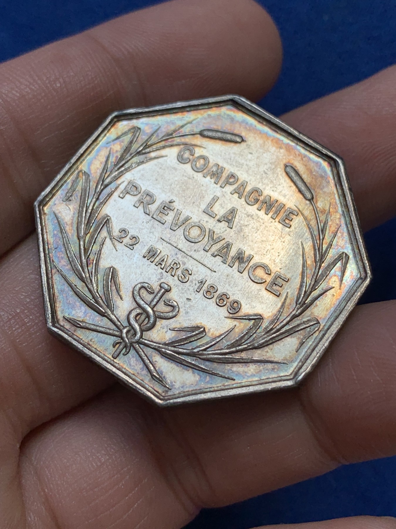 《竞宝斋》第215场-周日，周一 2场 (全场包邮) 法国 1869 先见之明保险公司银质八角代币 海港 女神 帆船 还有装满金银的丰饶角 元素丰富 包浆五彩 稀见品种 蜜蜂边铭银标 36.2mm 18.9克