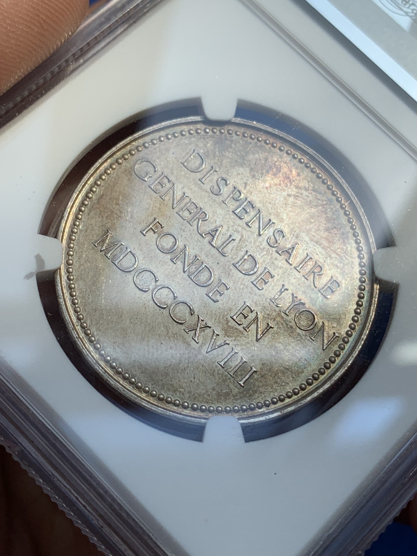 《竞宝斋》第215场-周日，周一 2场 (全场包邮) NGC MS64 1818年 法国 里昂大药房 圆形 银质代币 细节精细